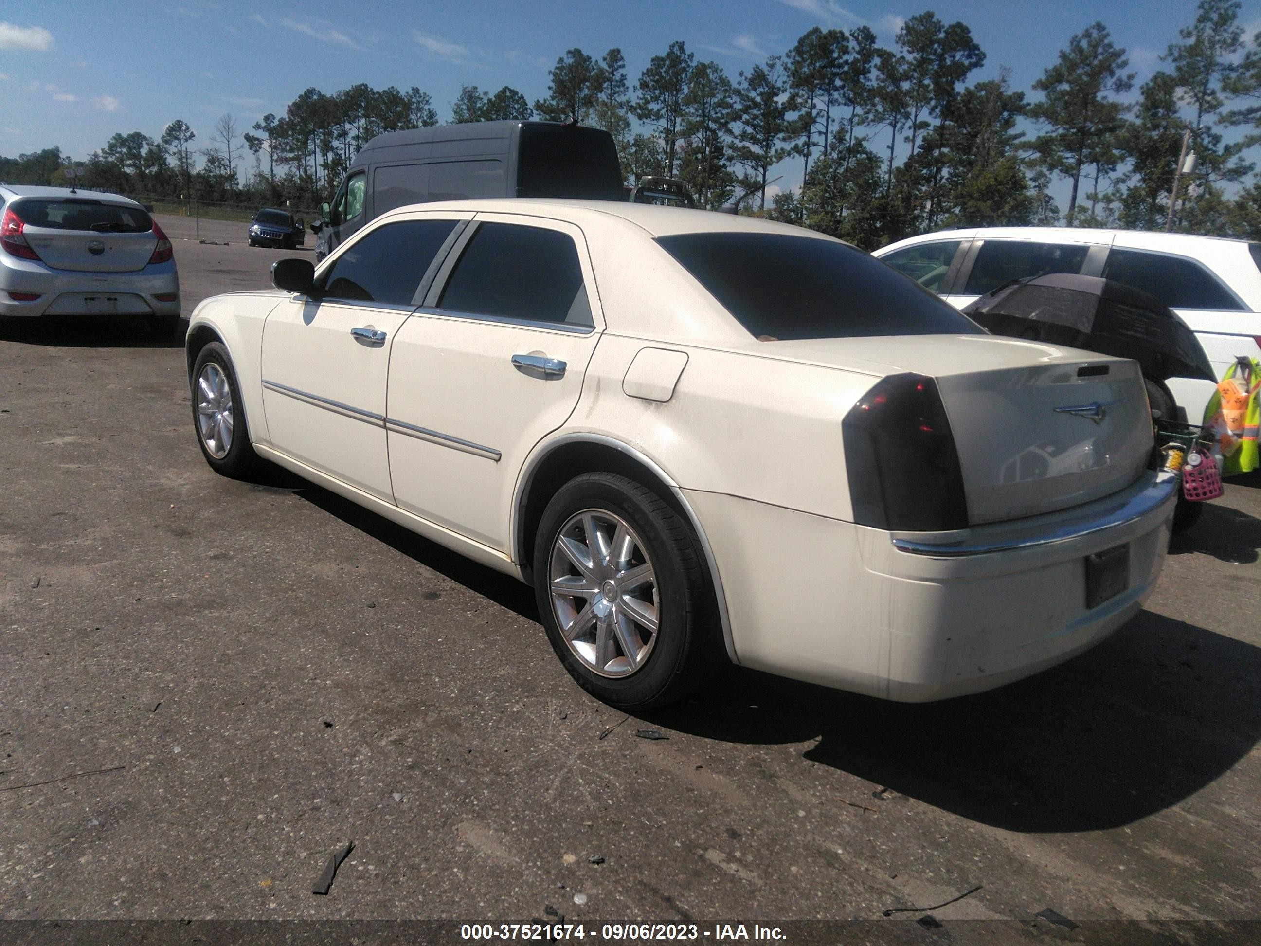 Photo 2 VIN: 2C3KA33G58H217166 - CHRYSLER 300 