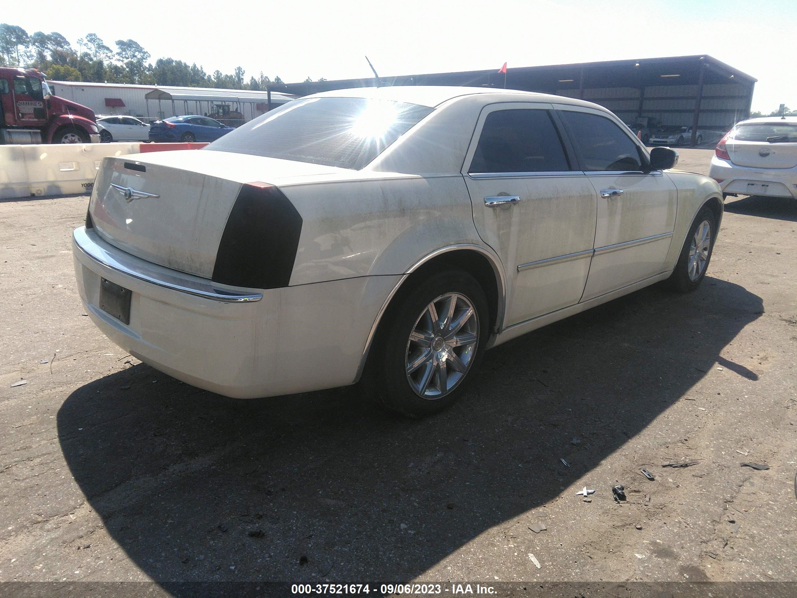 Photo 3 VIN: 2C3KA33G58H217166 - CHRYSLER 300 