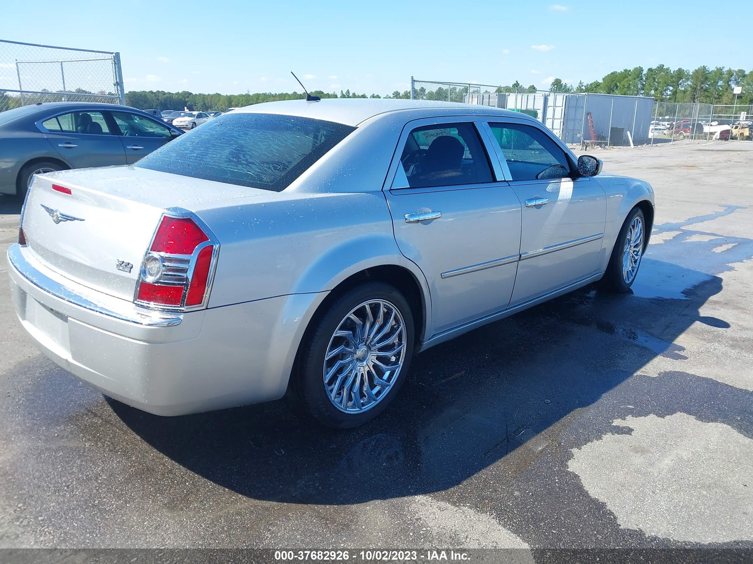 Photo 3 VIN: 2C3KA33G58H237904 - CHRYSLER 300 