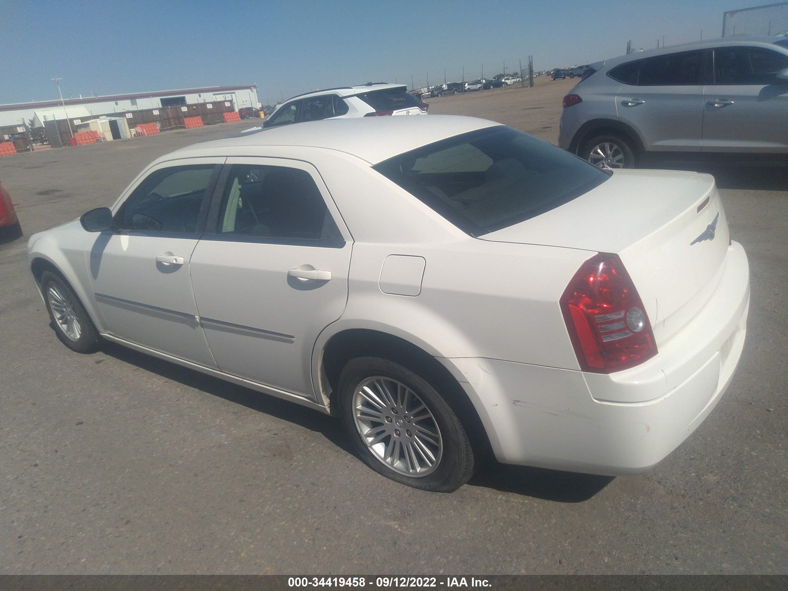 Photo 2 VIN: 2C3KA43DX9H539556 - CHRYSLER 300 