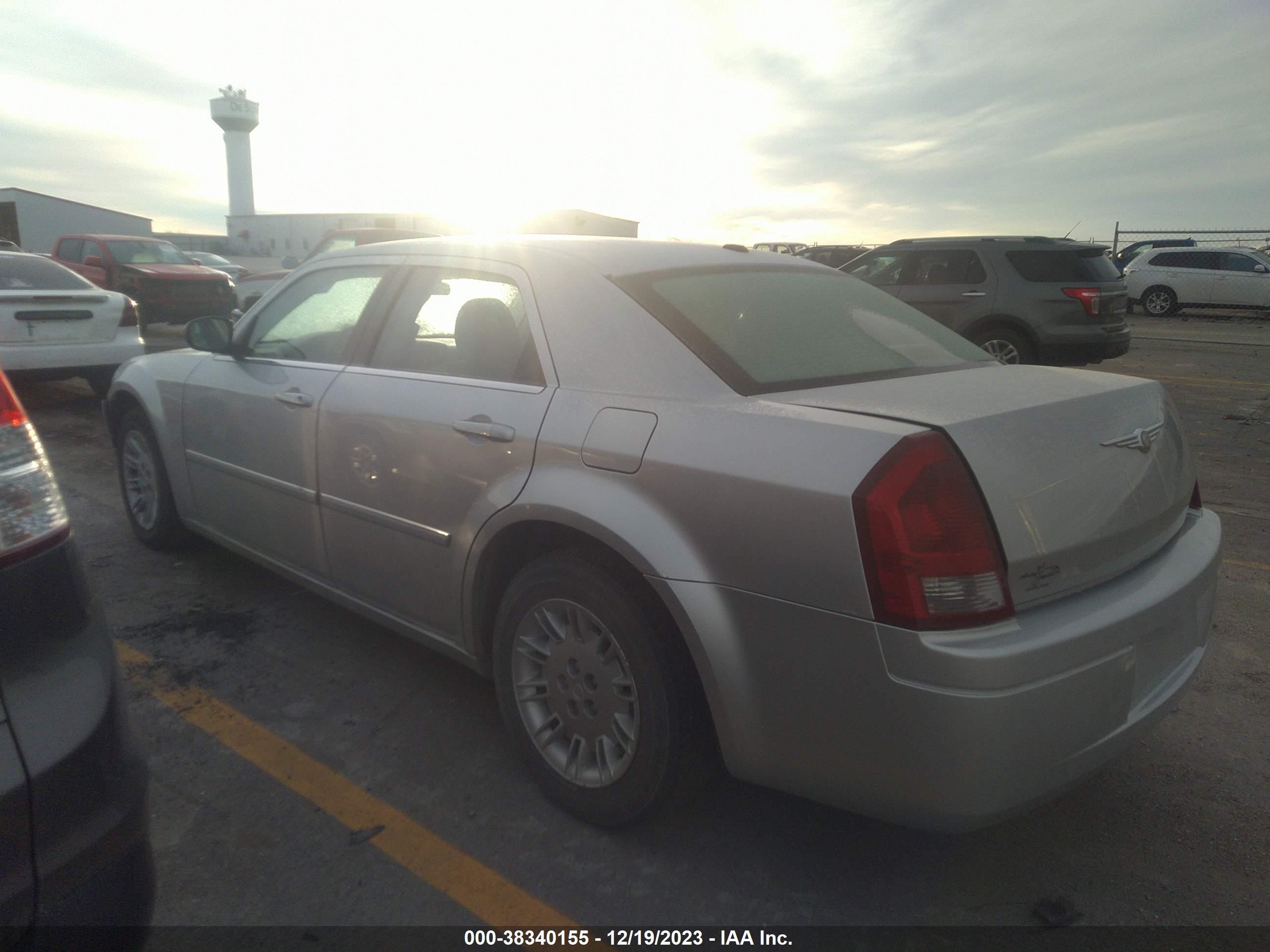 Photo 2 VIN: 2C3KA43R27H710633 - CHRYSLER 300 