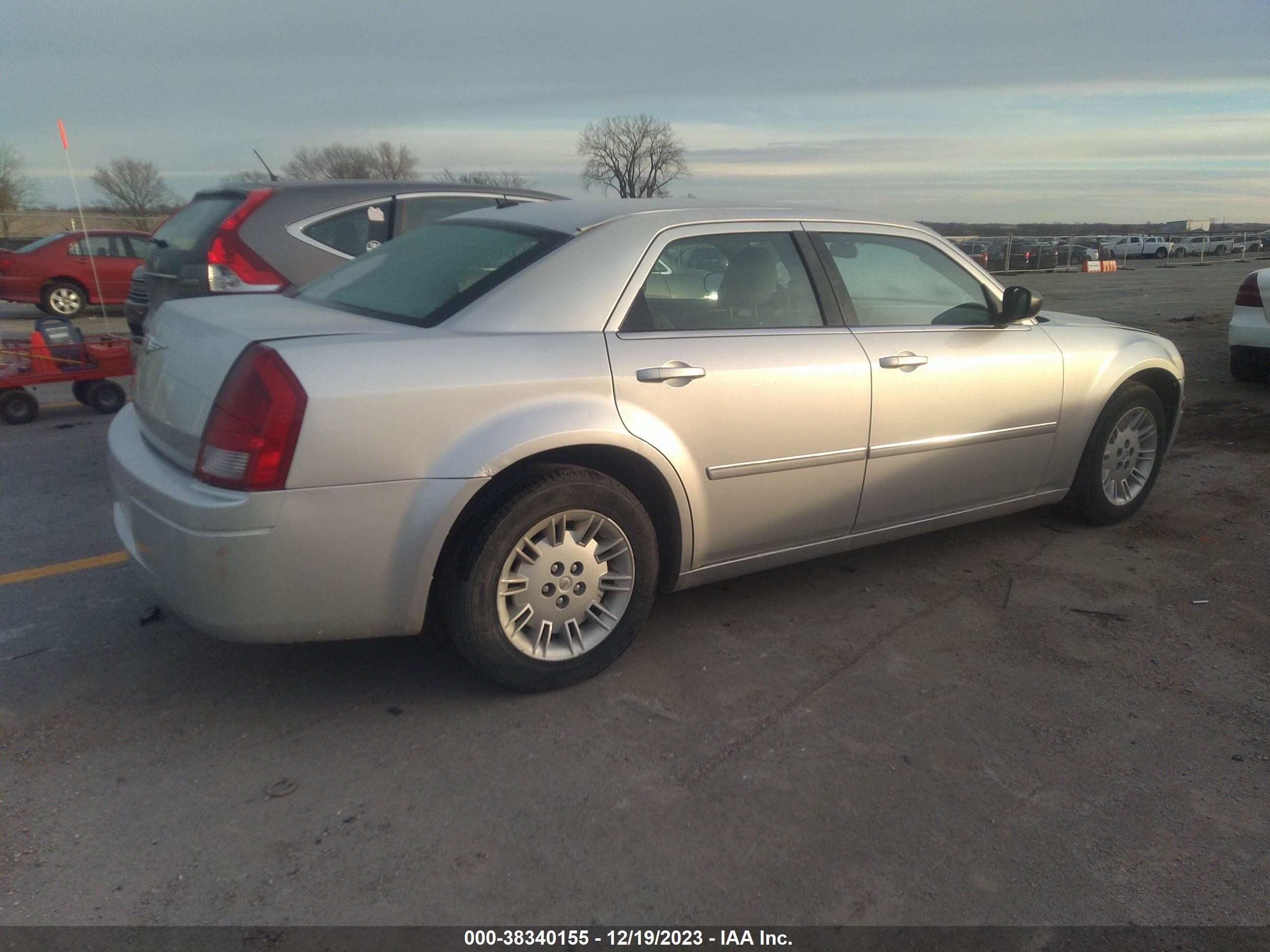 Photo 3 VIN: 2C3KA43R27H710633 - CHRYSLER 300 