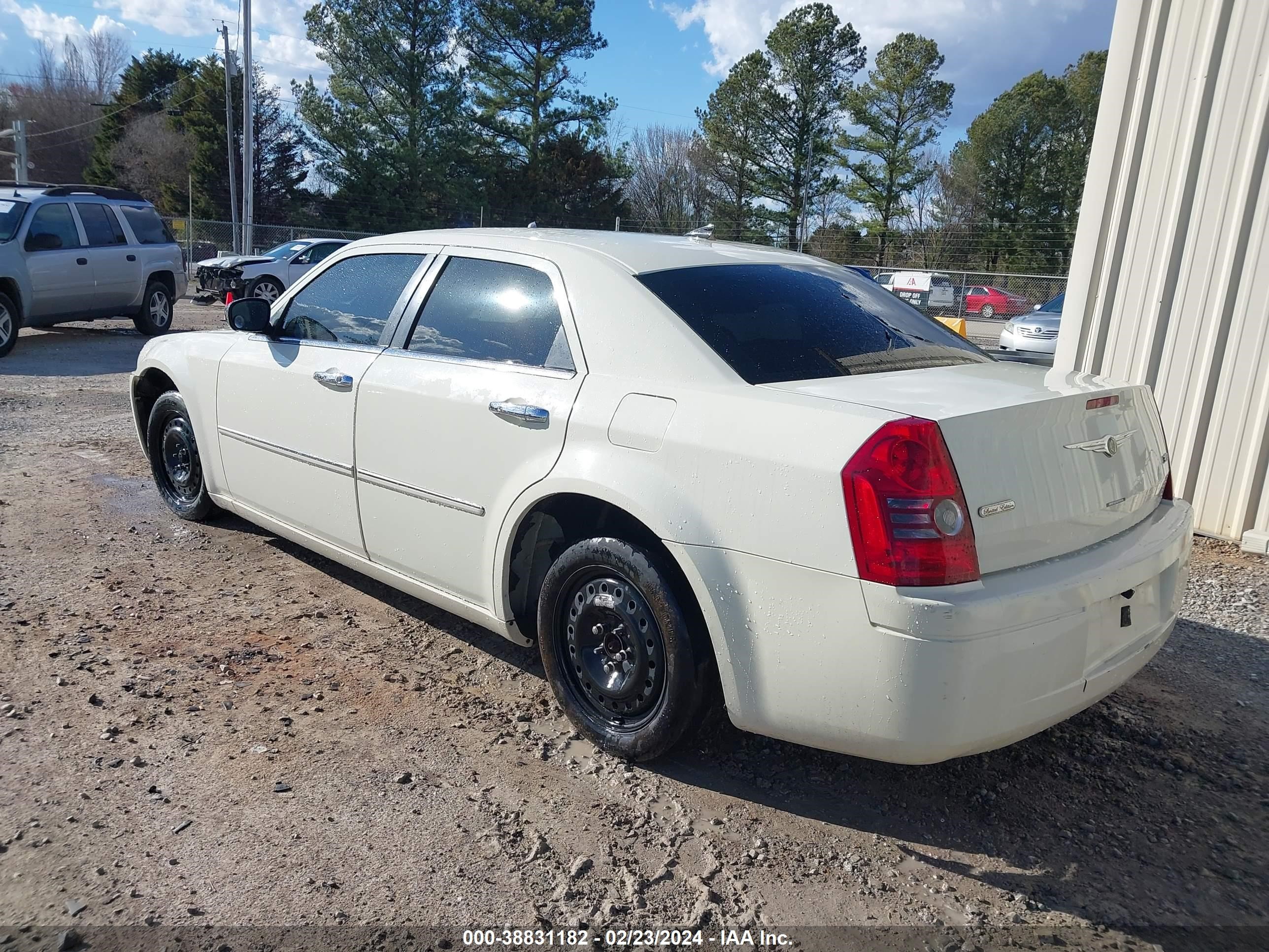 Photo 2 VIN: 2C3KA43R48H145836 - CHRYSLER 300 