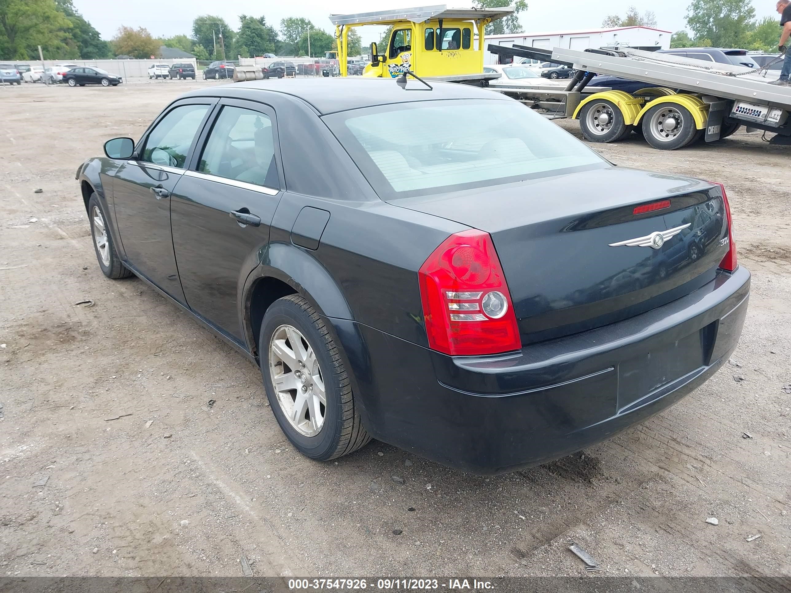 Photo 2 VIN: 2C3KA43R48H180330 - CHRYSLER 300 