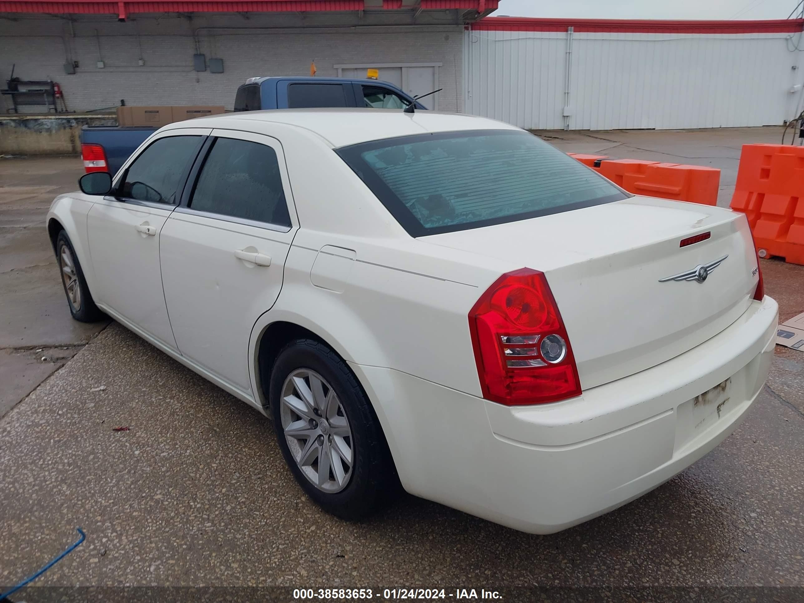 Photo 2 VIN: 2C3KA43R48H217411 - CHRYSLER 300 