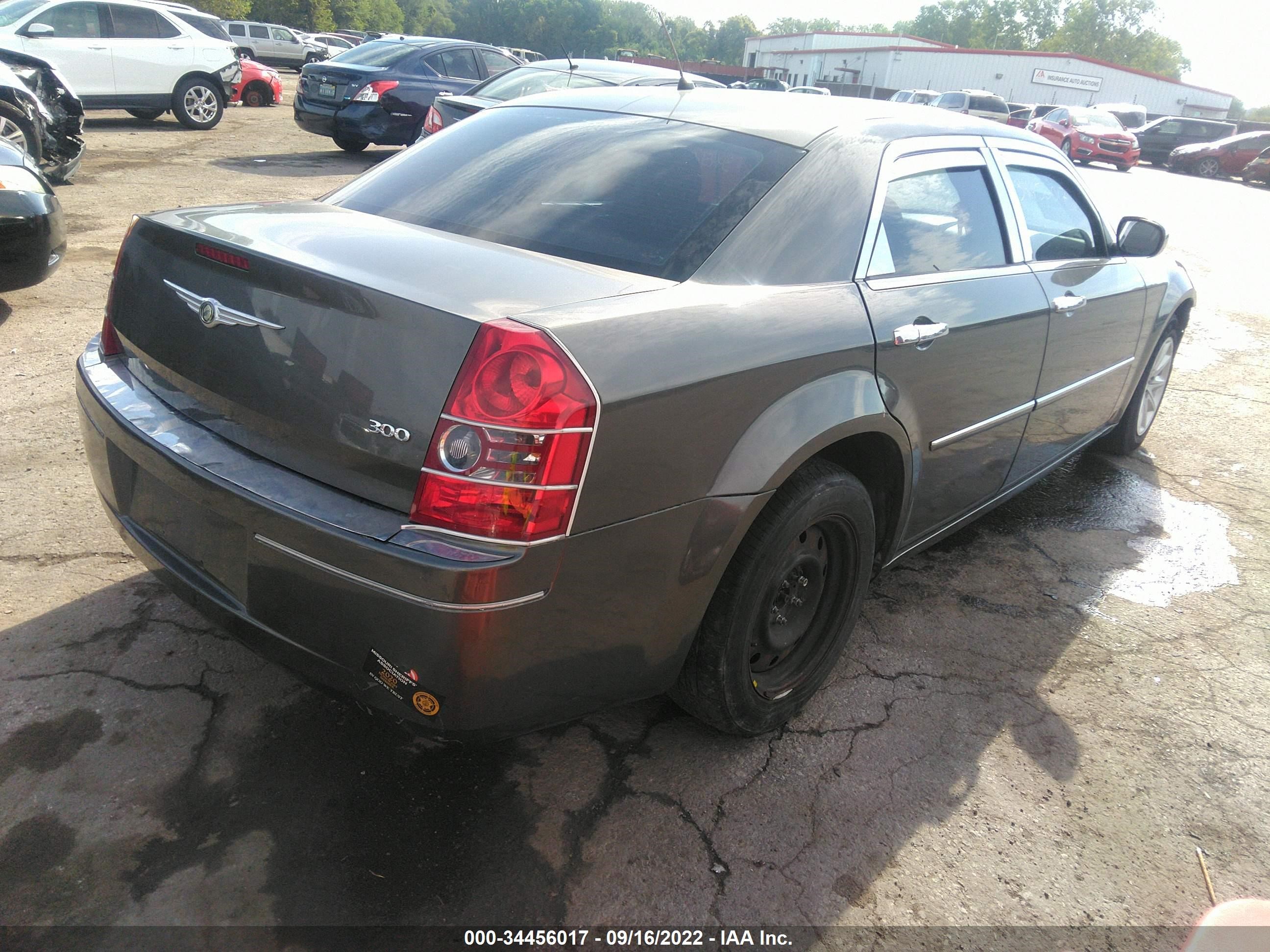 Photo 3 VIN: 2C3KA43R78H152568 - CHRYSLER 300 