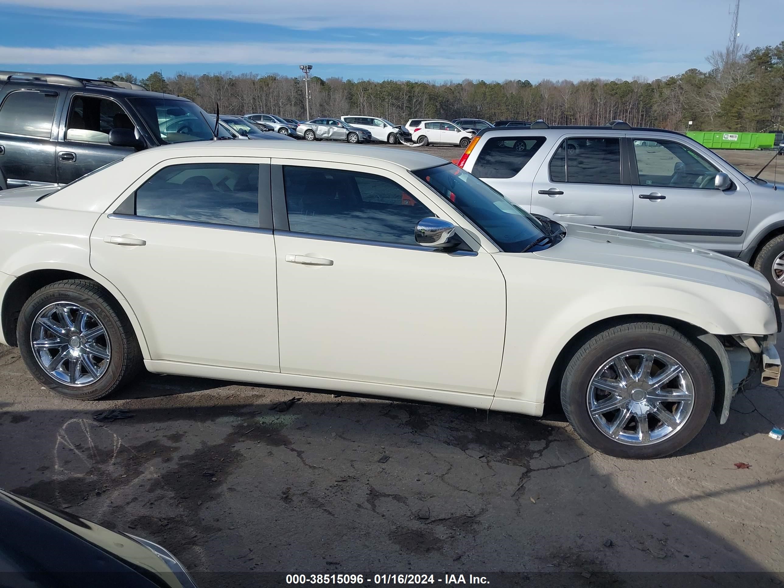 Photo 12 VIN: 2C3KA43R88H122706 - CHRYSLER 300 