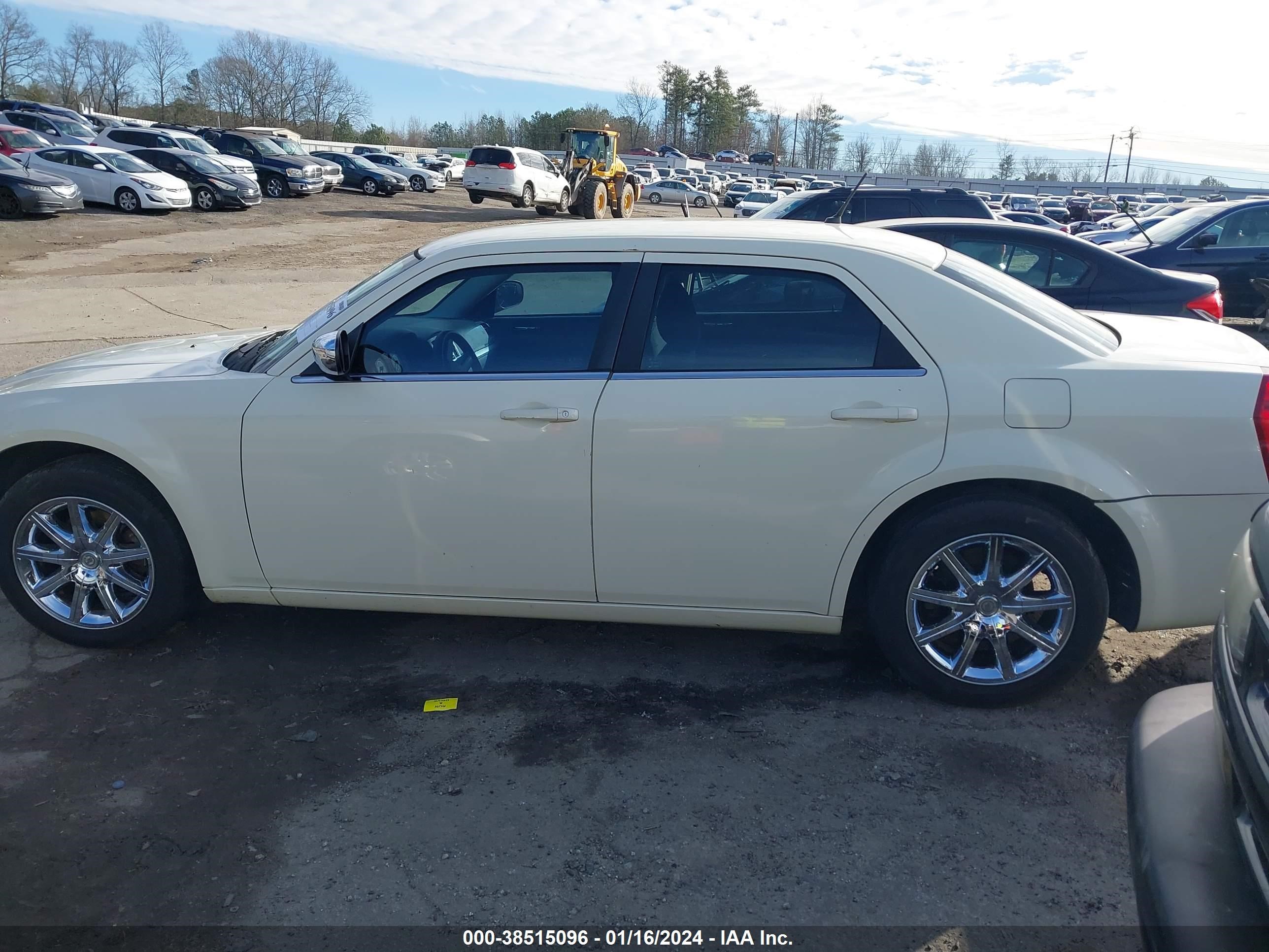 Photo 13 VIN: 2C3KA43R88H122706 - CHRYSLER 300 