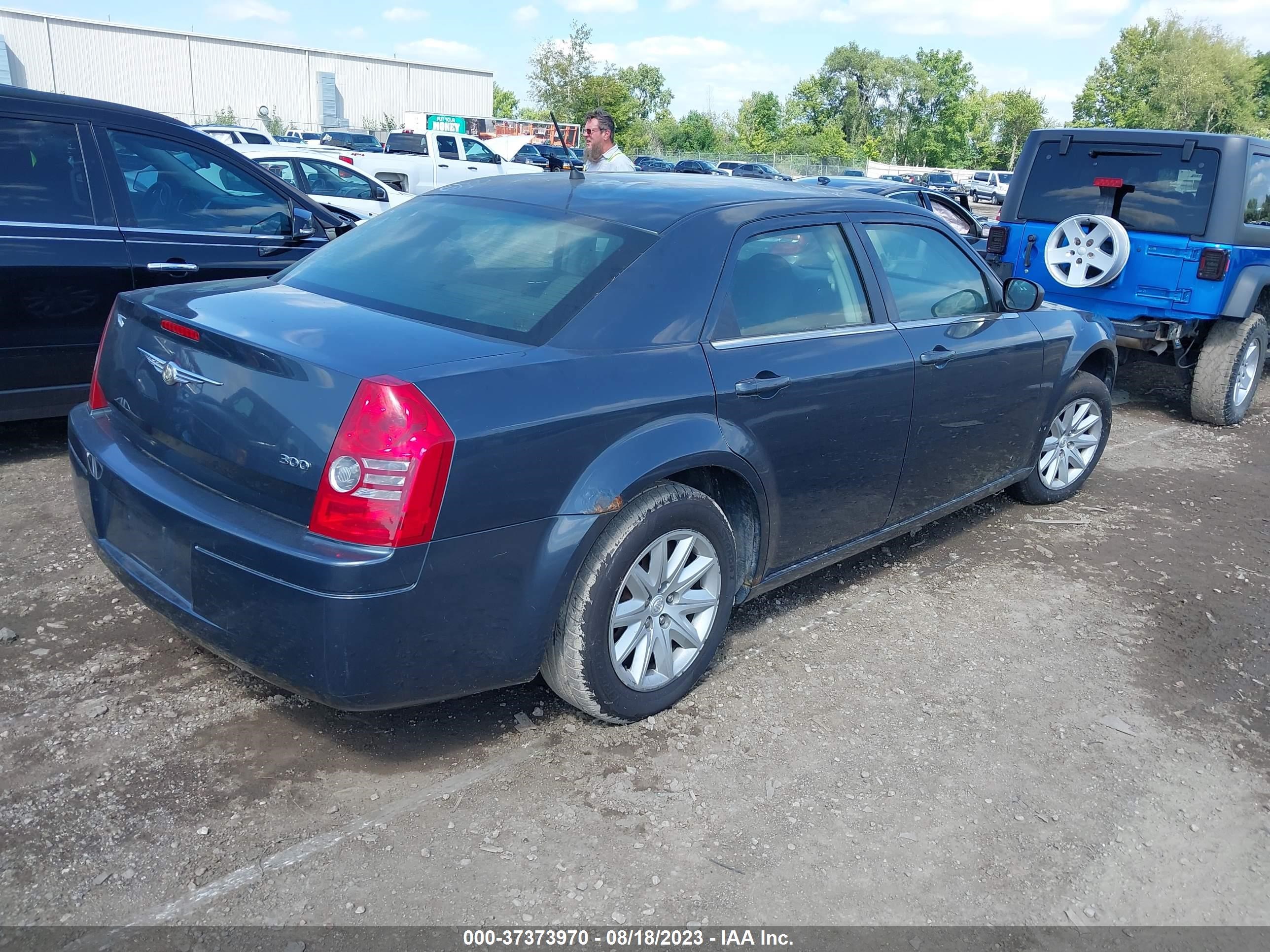 Photo 3 VIN: 2C3KA43R98H176239 - CHRYSLER 300 