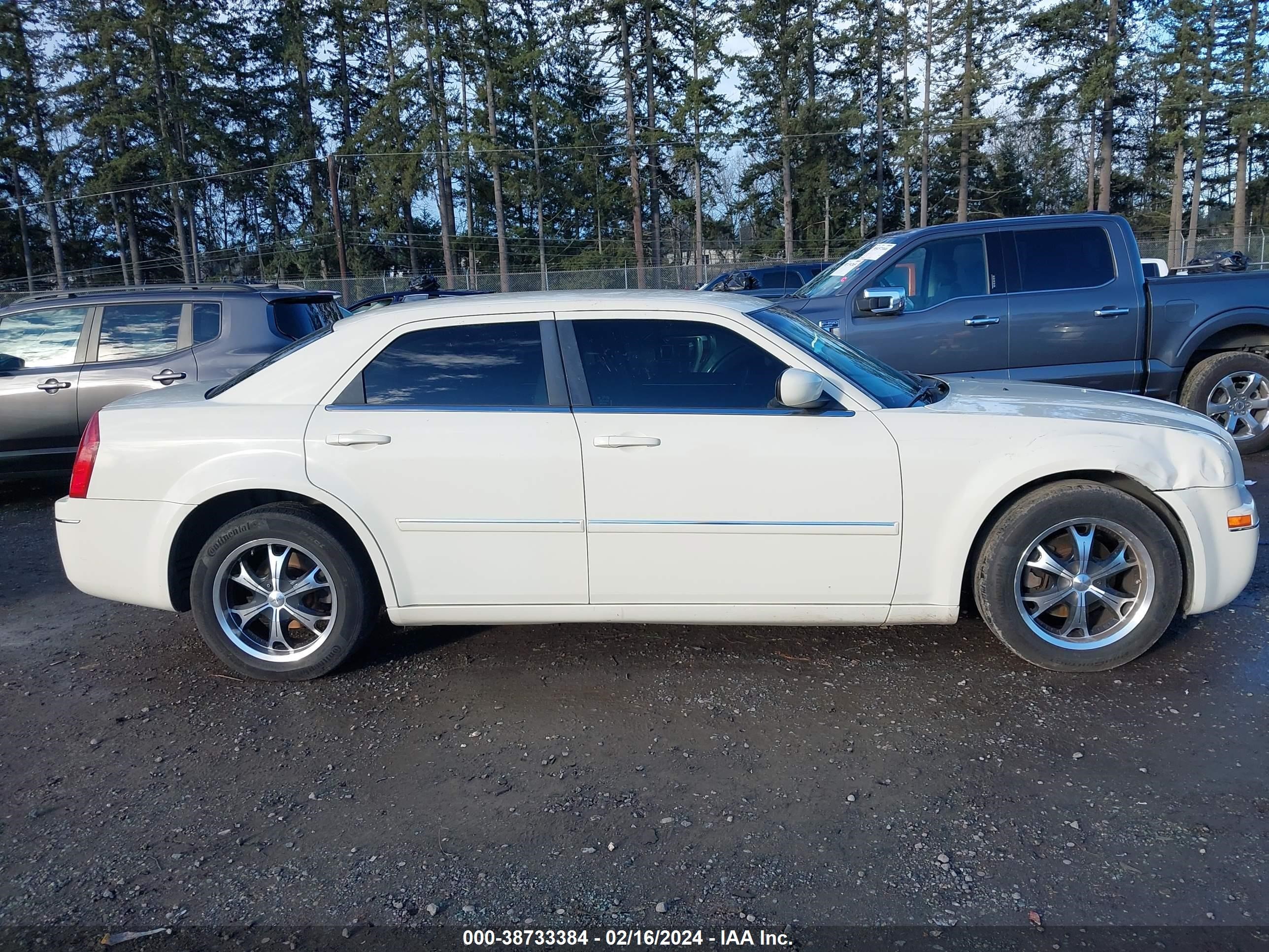 Photo 12 VIN: 2C3KA53G07H746003 - CHRYSLER 300 