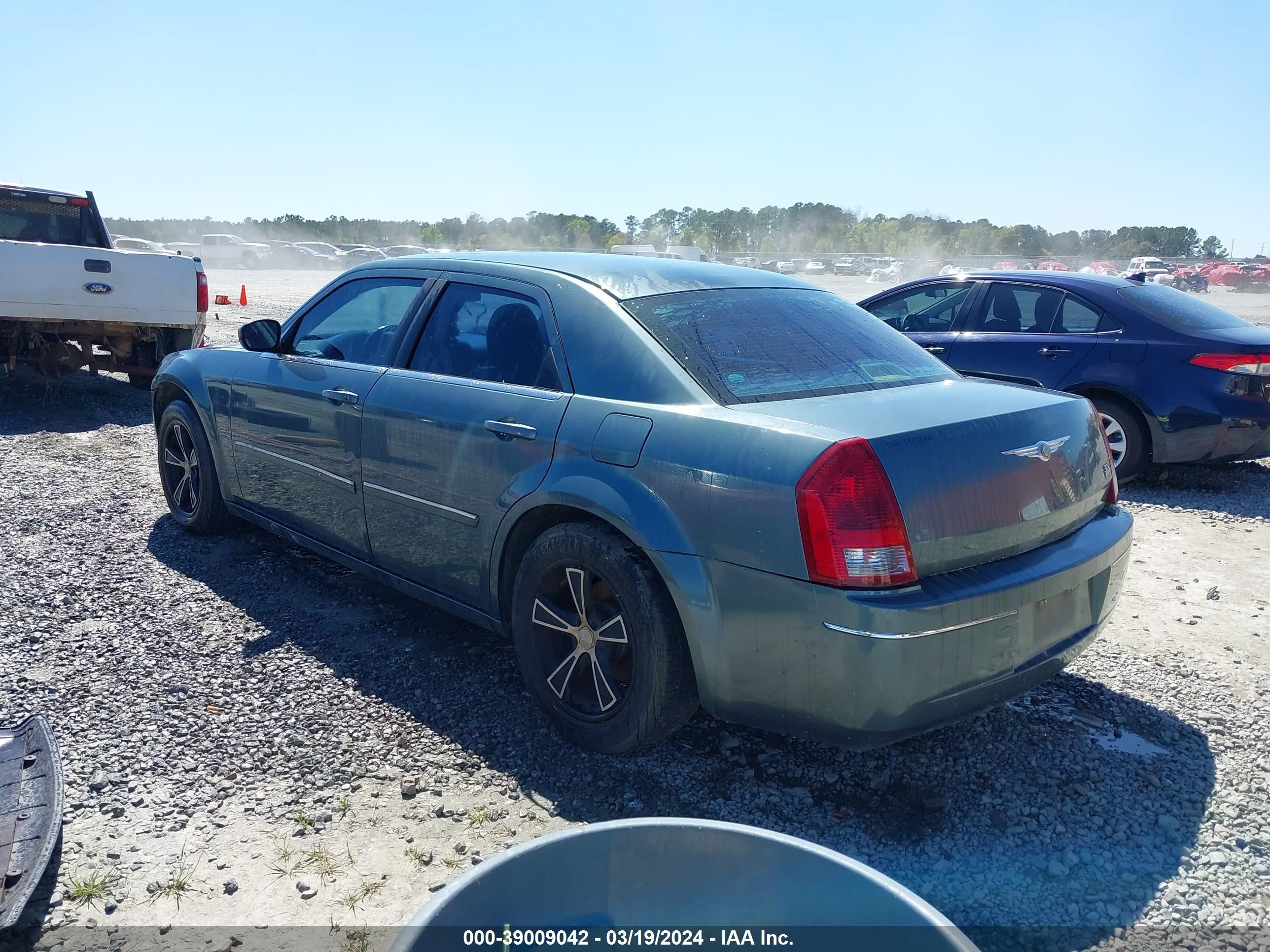 Photo 2 VIN: 2C3KA53G36H350517 - CHRYSLER 300 