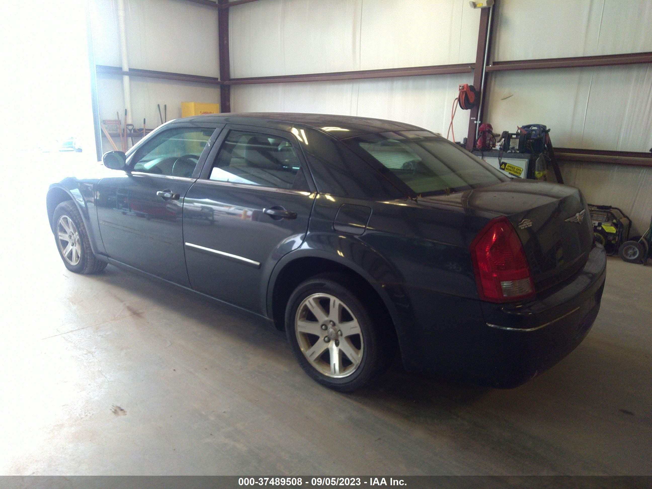 Photo 2 VIN: 2C3KA53G37H637423 - CHRYSLER 300 