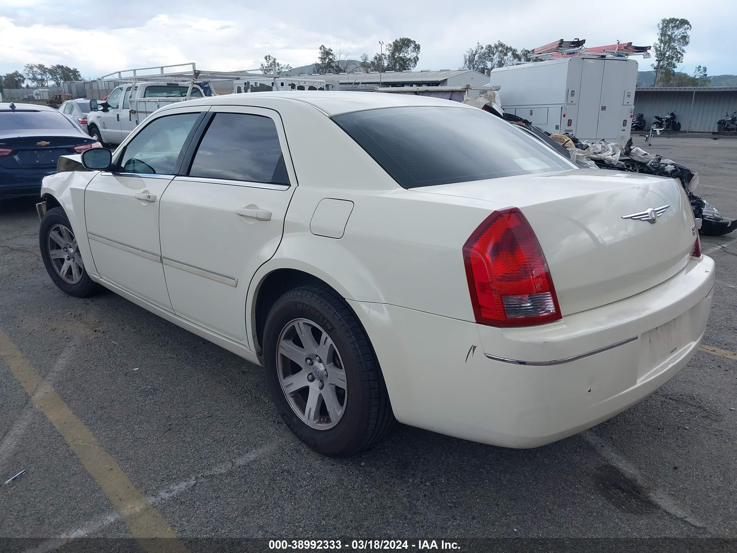 Photo 2 VIN: 2C3KA53G47H702313 - CHRYSLER 300 