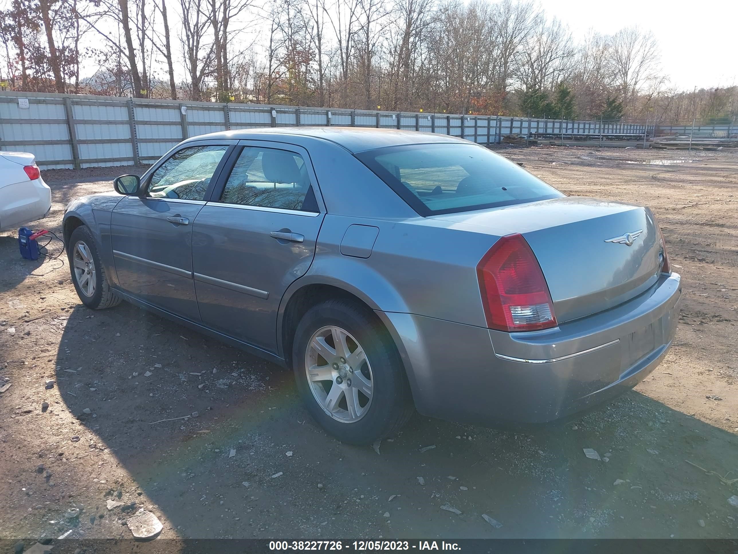 Photo 2 VIN: 2C3KA53G47H798704 - CHRYSLER 300 