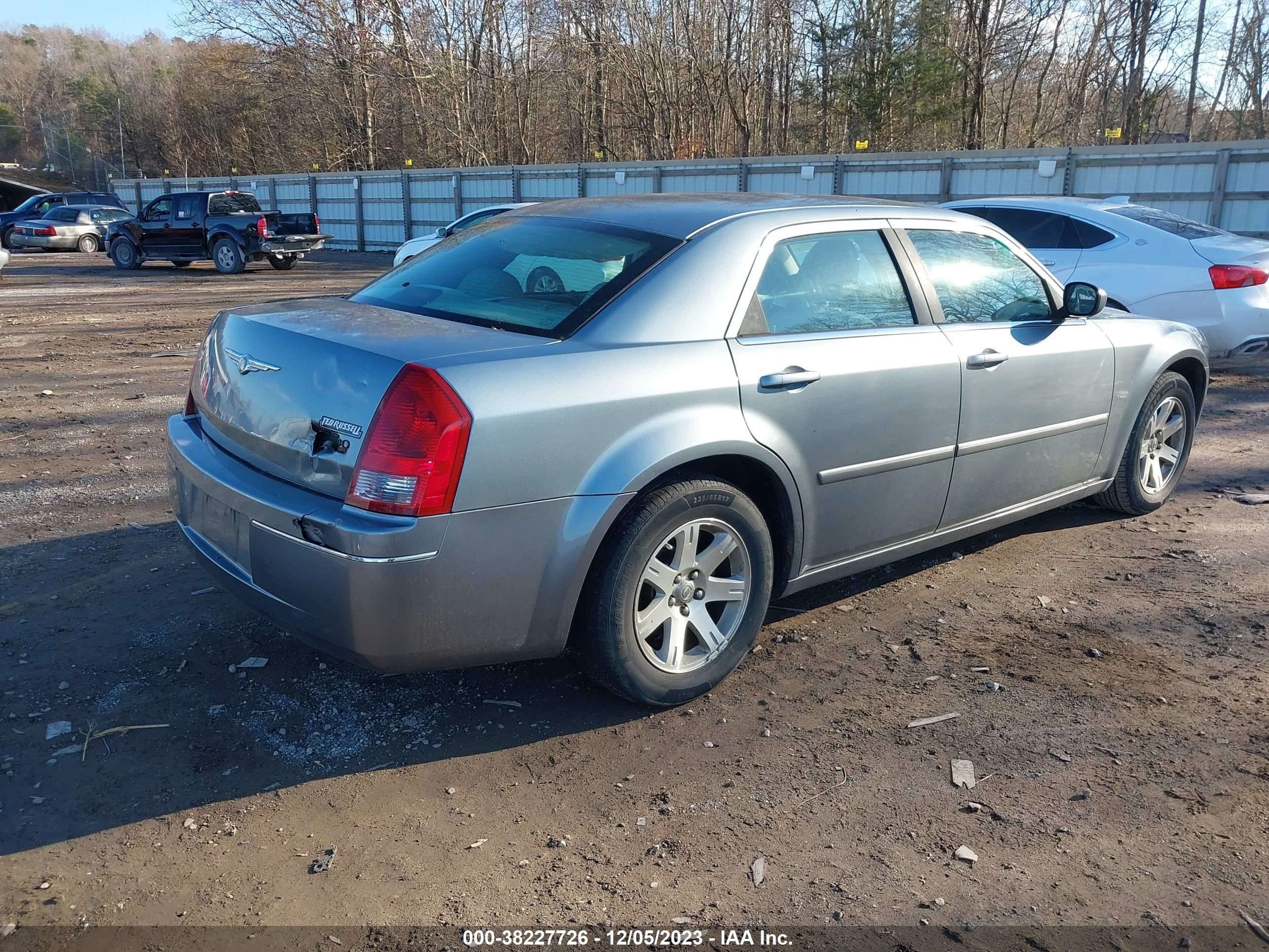 Photo 3 VIN: 2C3KA53G47H798704 - CHRYSLER 300 