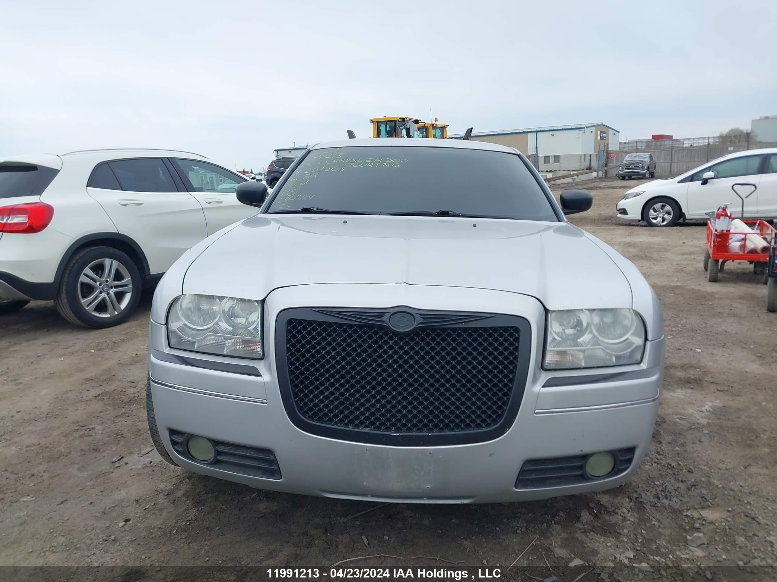 Photo 12 VIN: 2C3KA53G48H202203 - CHRYSLER 300 