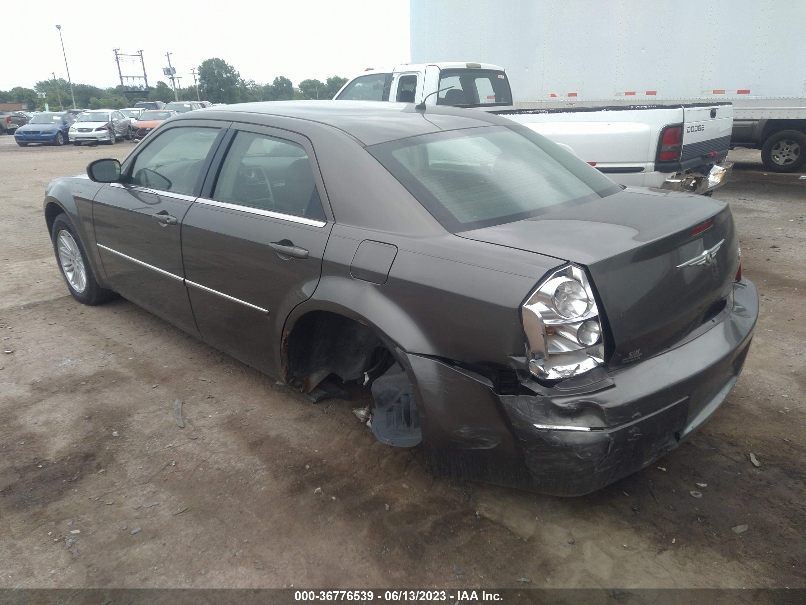 Photo 2 VIN: 2C3KA53G48H257816 - CHRYSLER 300 