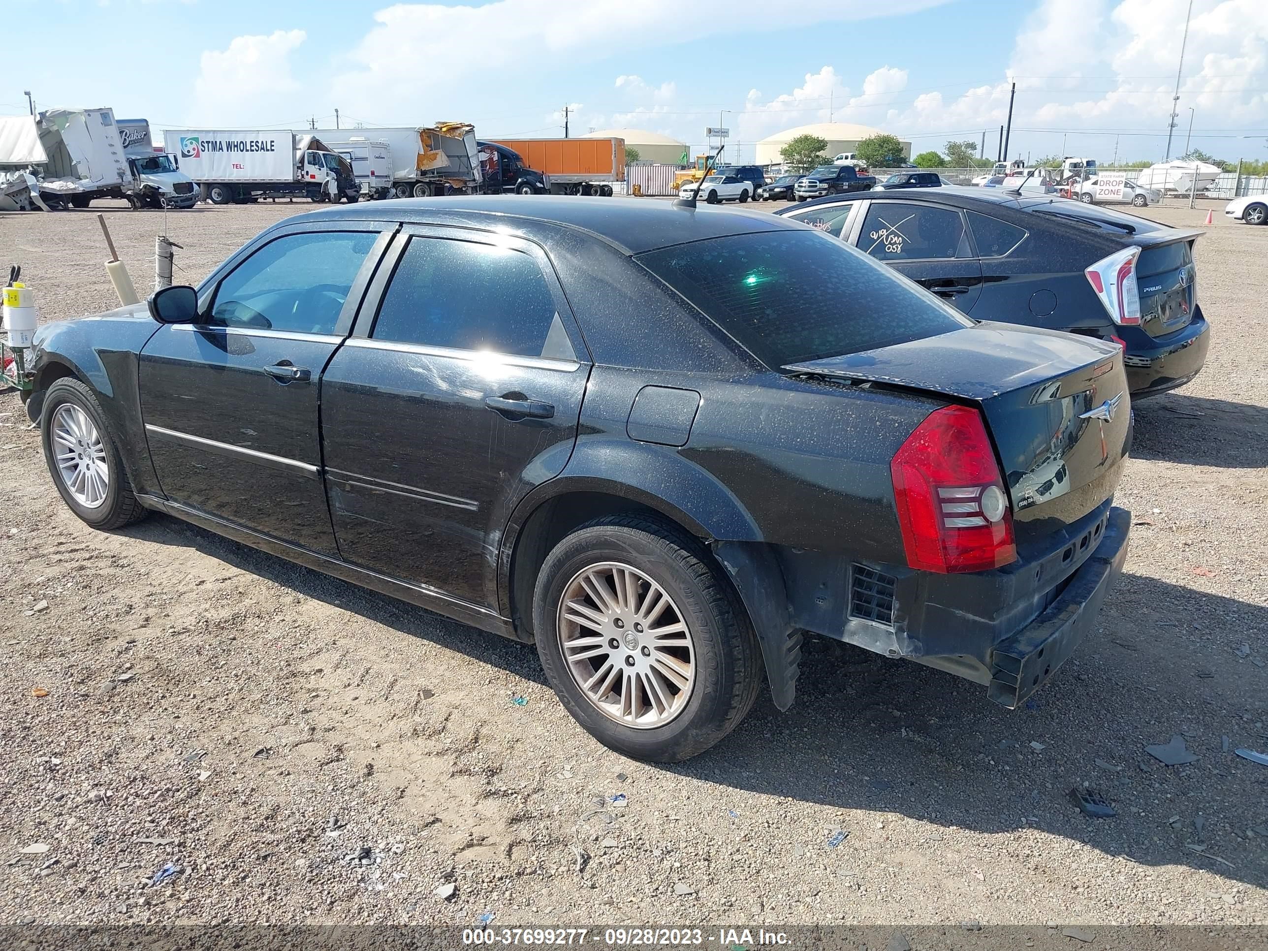 Photo 2 VIN: 2C3KA53G48H257850 - CHRYSLER 300 