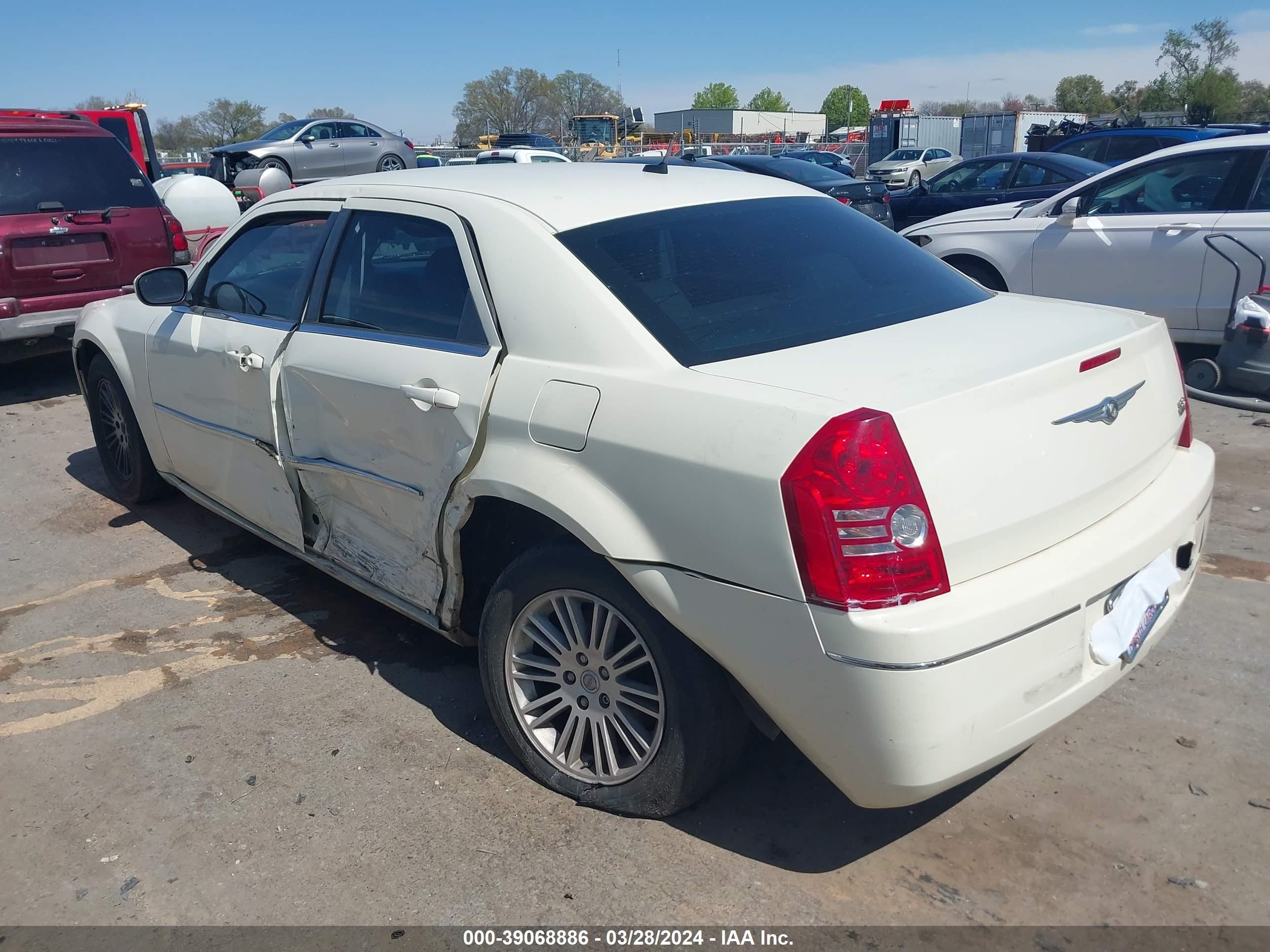 Photo 2 VIN: 2C3KA53G48H269528 - CHRYSLER 300 