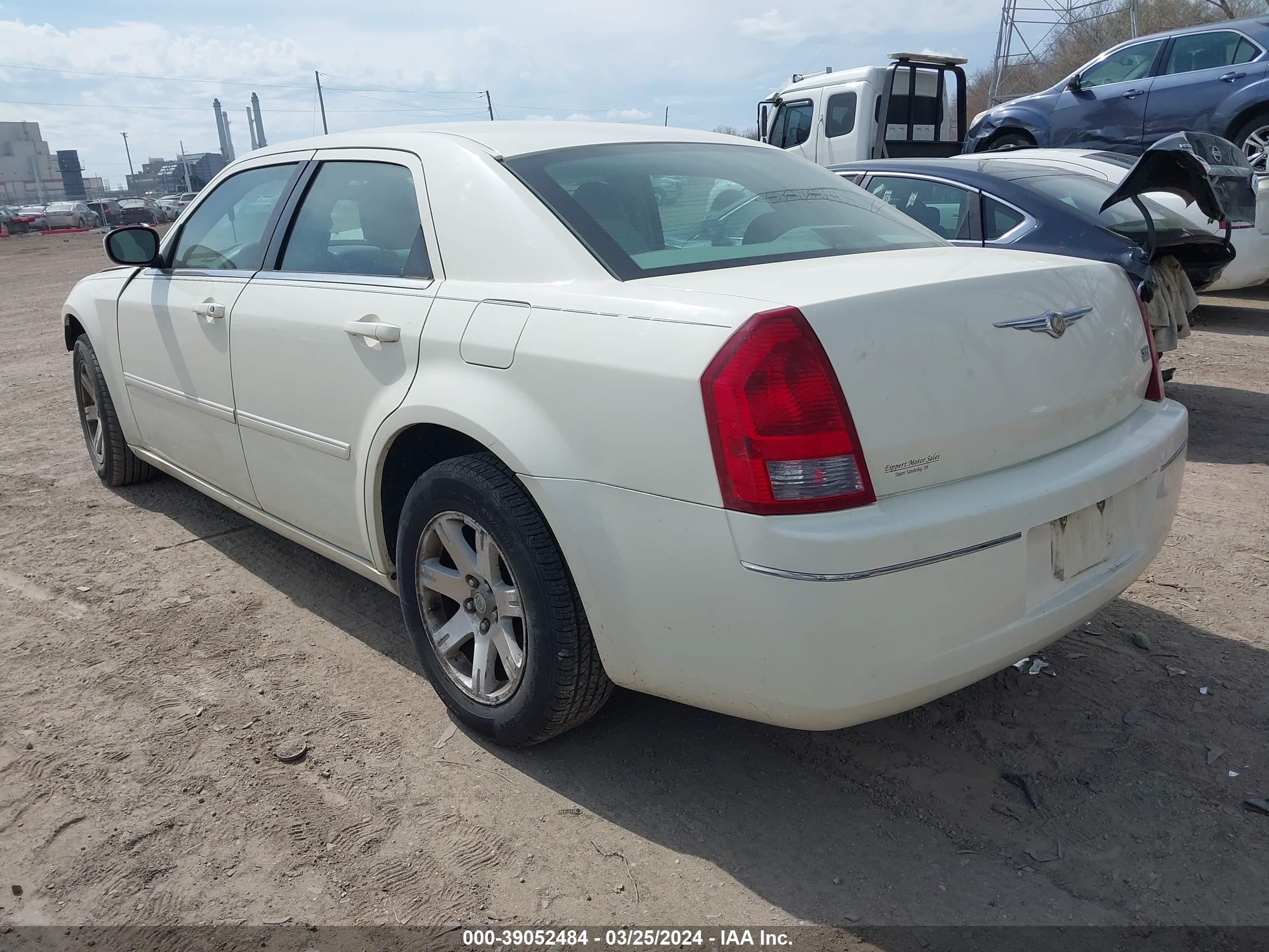 Photo 2 VIN: 2C3KA53G56H228399 - CHRYSLER 300 