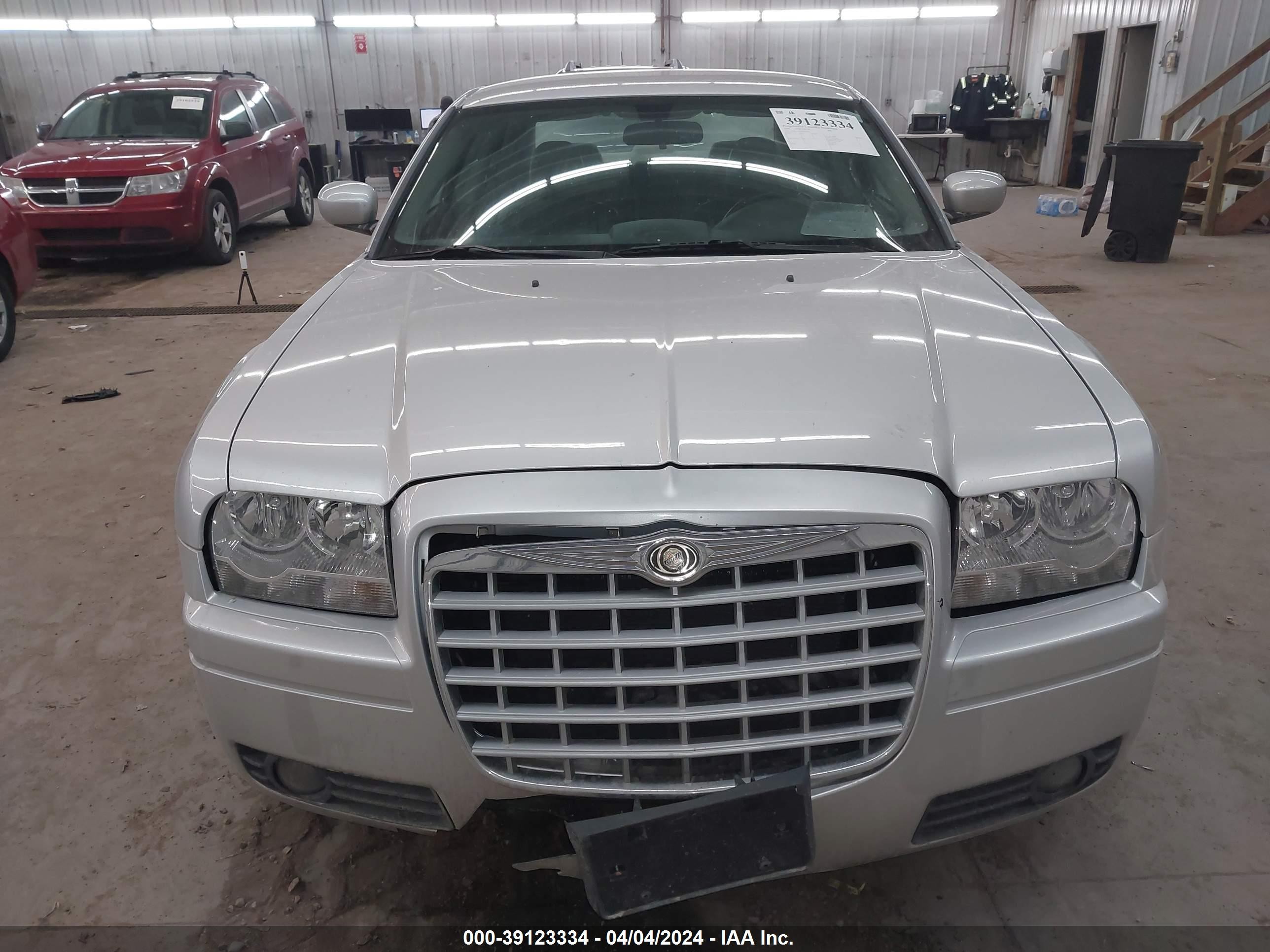 Photo 11 VIN: 2C3KA53G56H401872 - CHRYSLER 300 