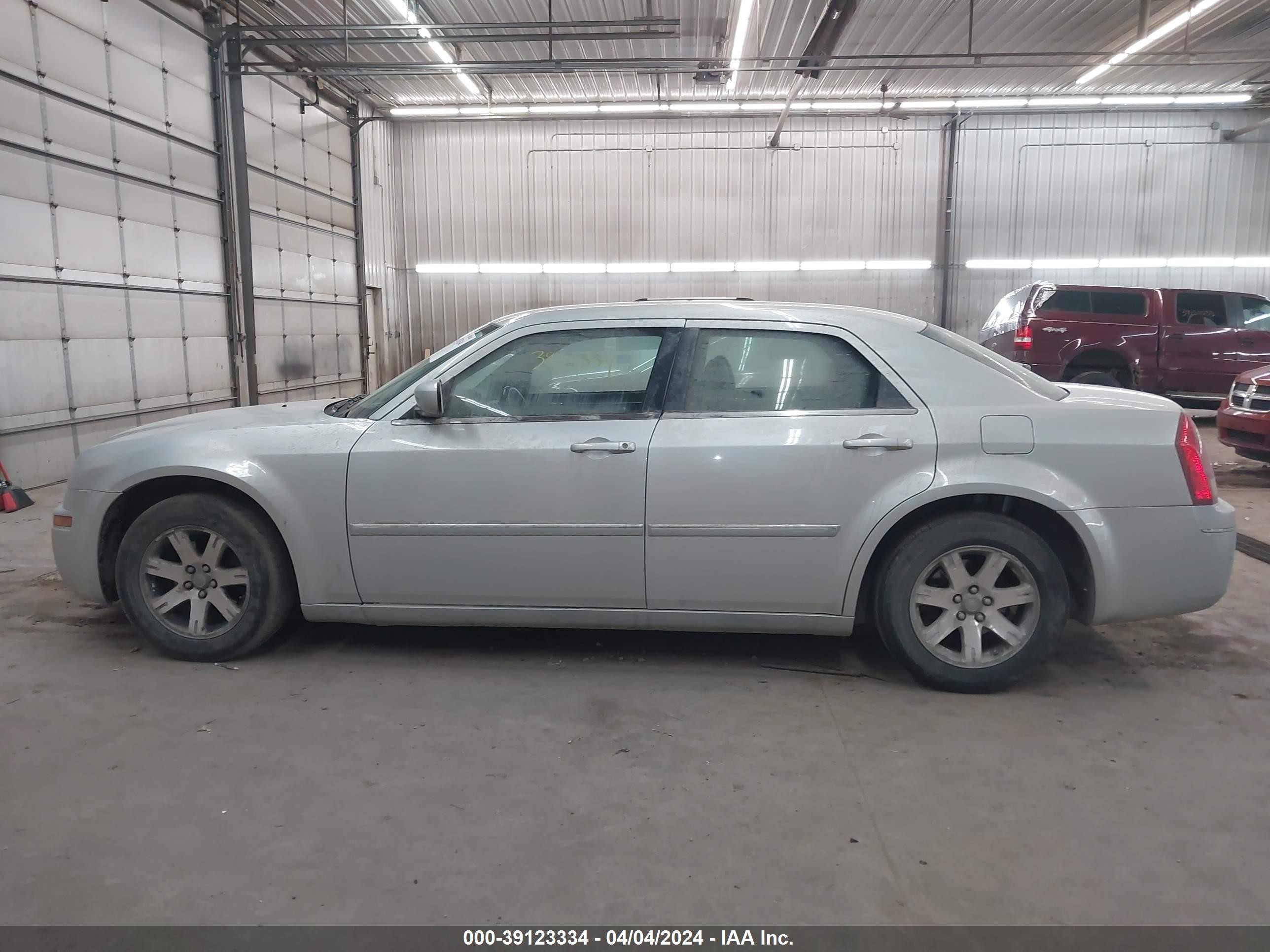 Photo 13 VIN: 2C3KA53G56H401872 - CHRYSLER 300 