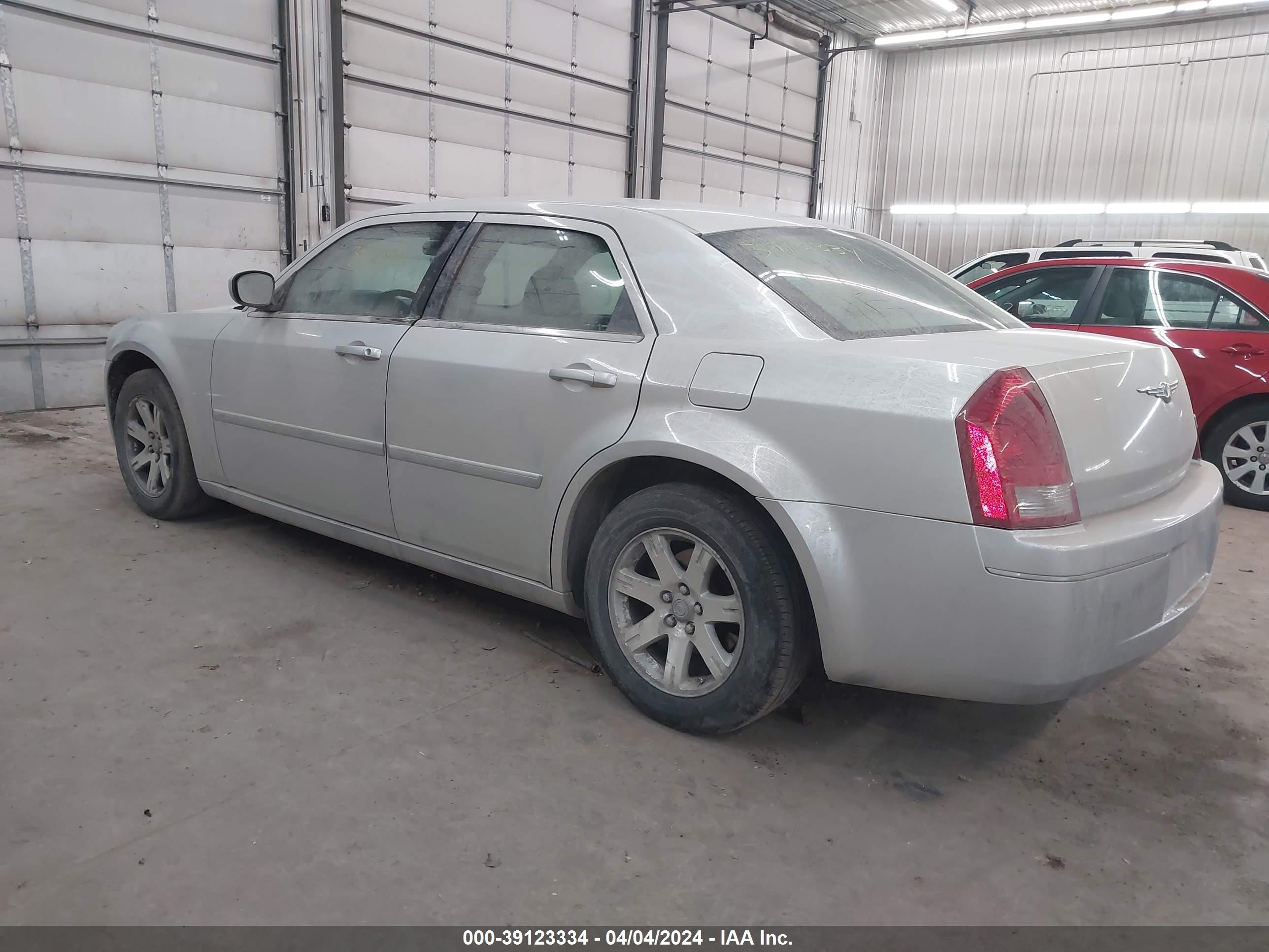 Photo 2 VIN: 2C3KA53G56H401872 - CHRYSLER 300 