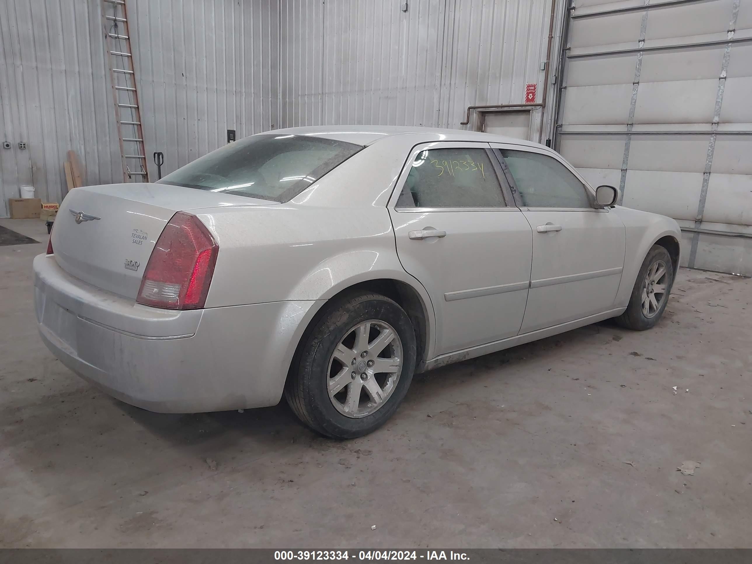 Photo 3 VIN: 2C3KA53G56H401872 - CHRYSLER 300 