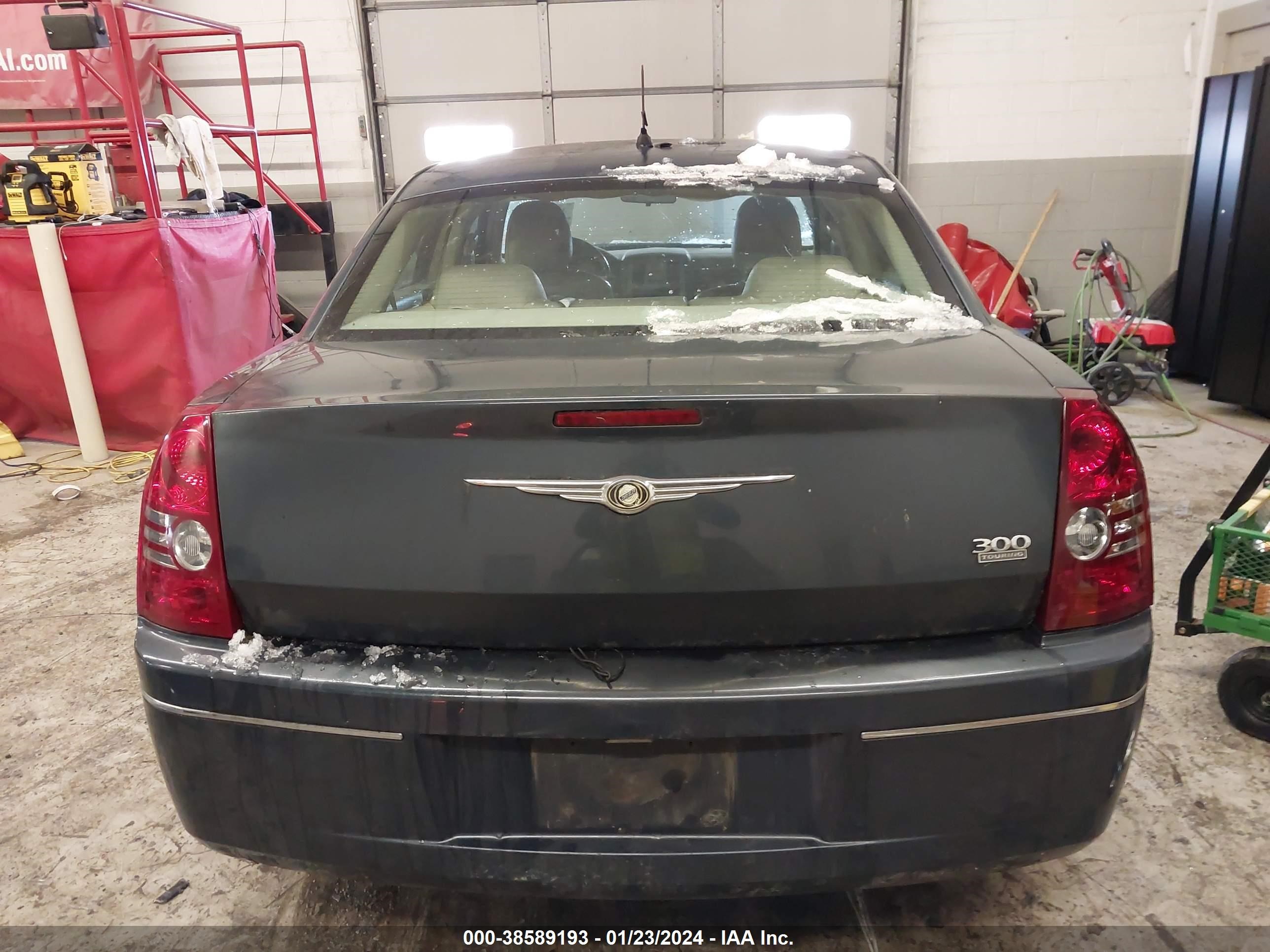 Photo 16 VIN: 2C3KA53G68H126936 - CHRYSLER 300 