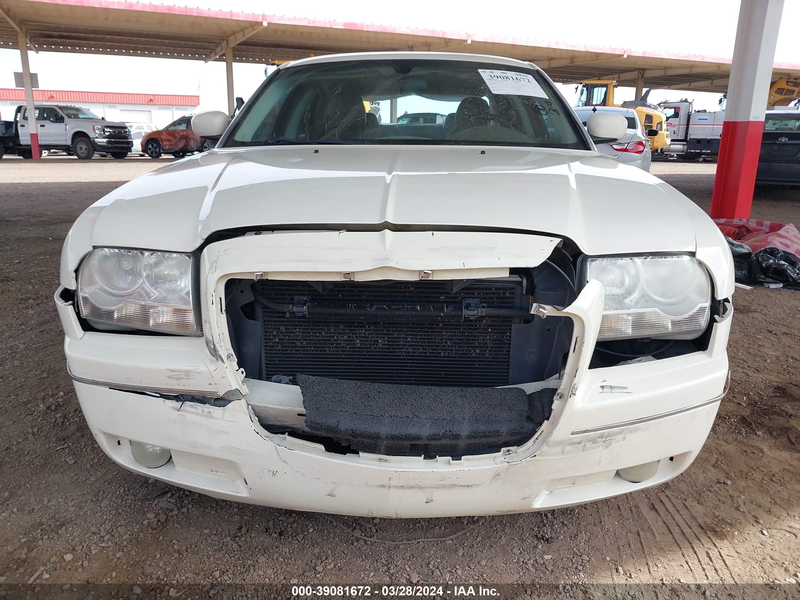 Photo 11 VIN: 2C3KA53G88H217125 - CHRYSLER 300 