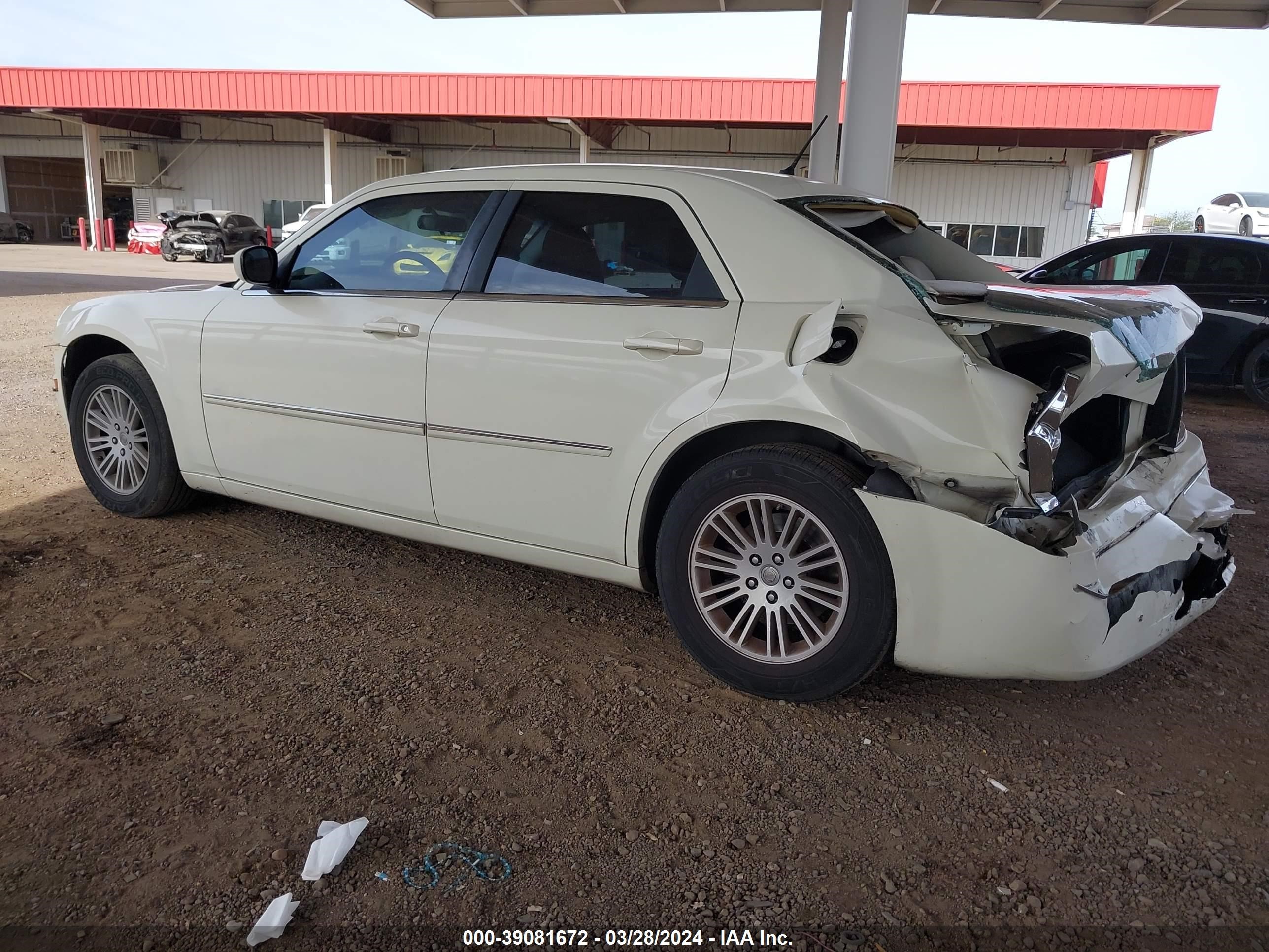 Photo 2 VIN: 2C3KA53G88H217125 - CHRYSLER 300 