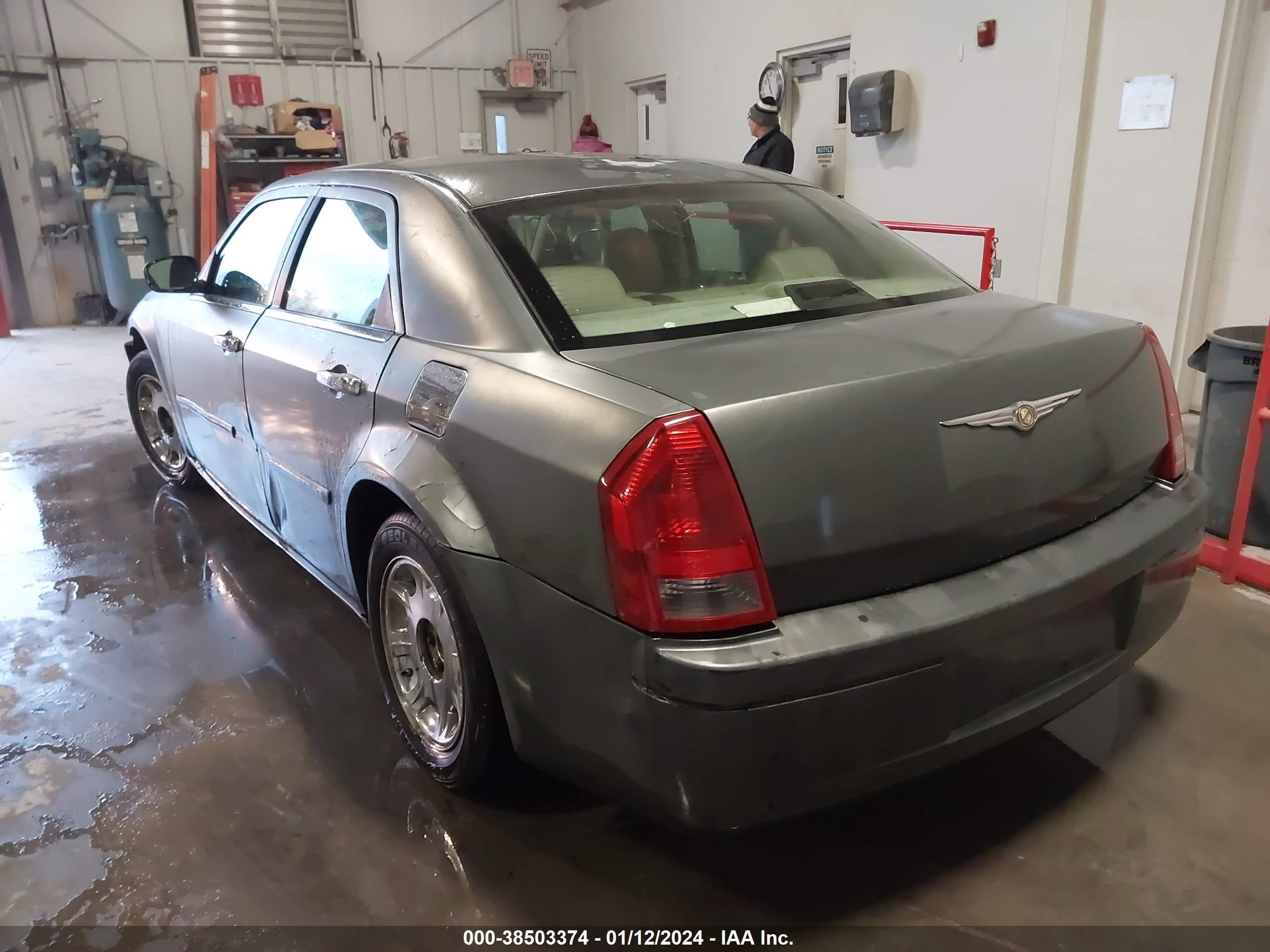 Photo 2 VIN: 2C3KA53G96H206535 - CHRYSLER 300 