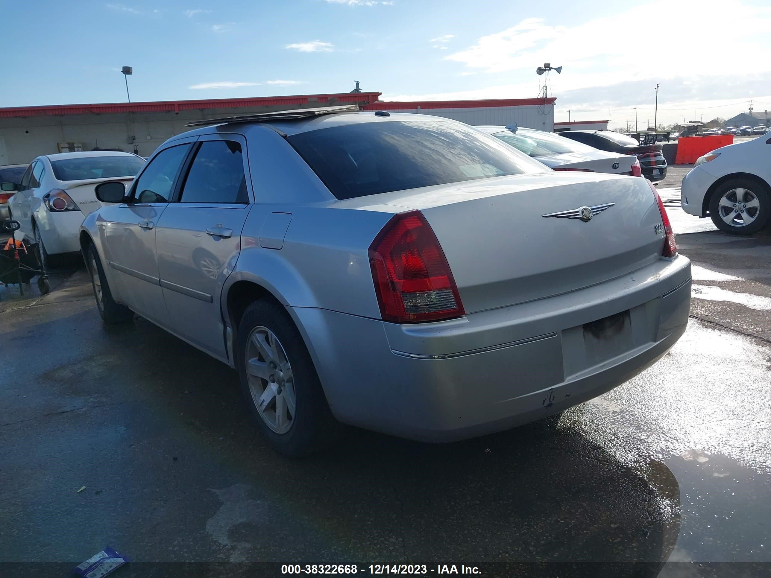 Photo 2 VIN: 2C3KA53G96H308210 - CHRYSLER 300 