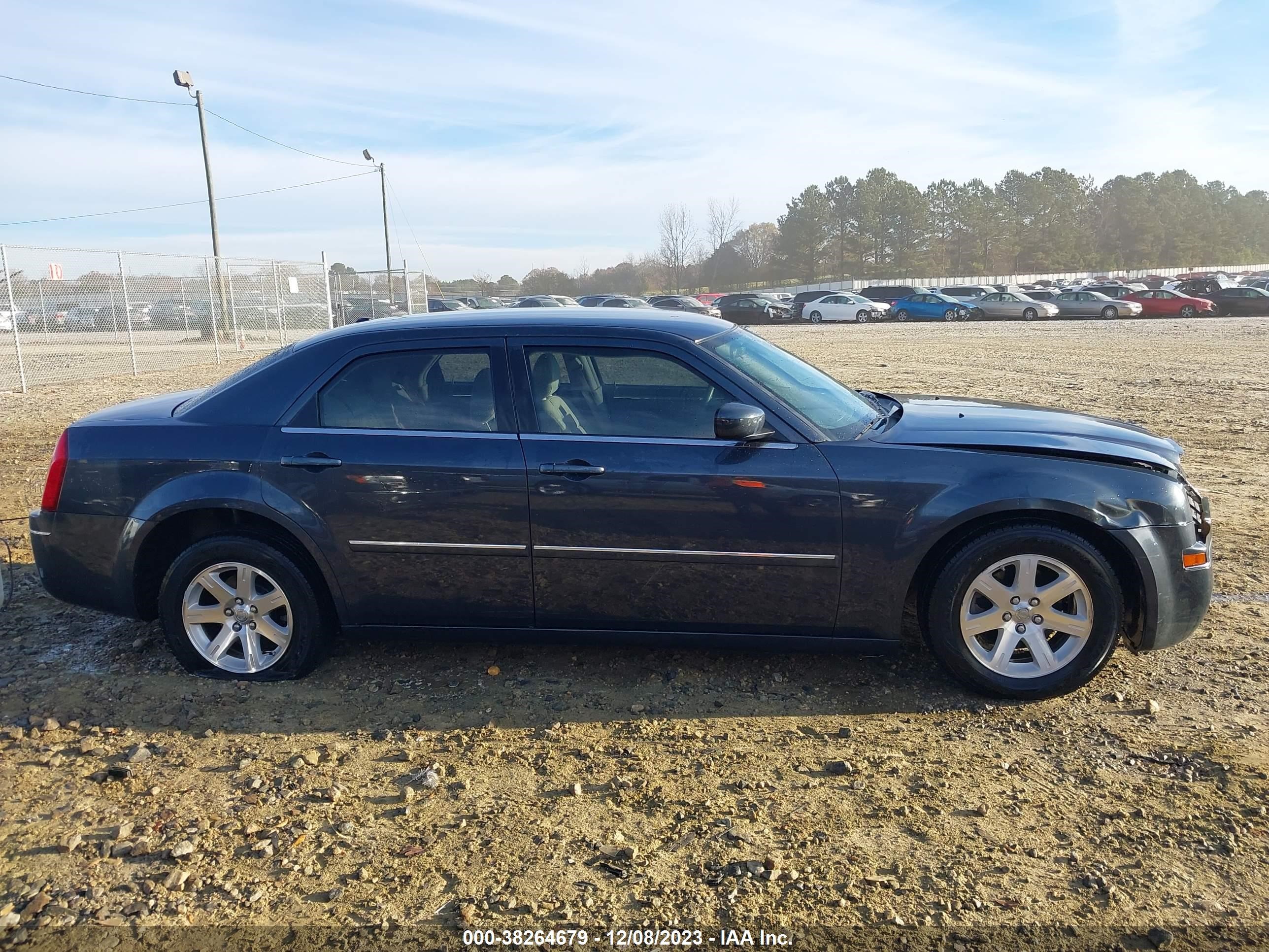 Photo 12 VIN: 2C3KA53G97H894506 - CHRYSLER 300 