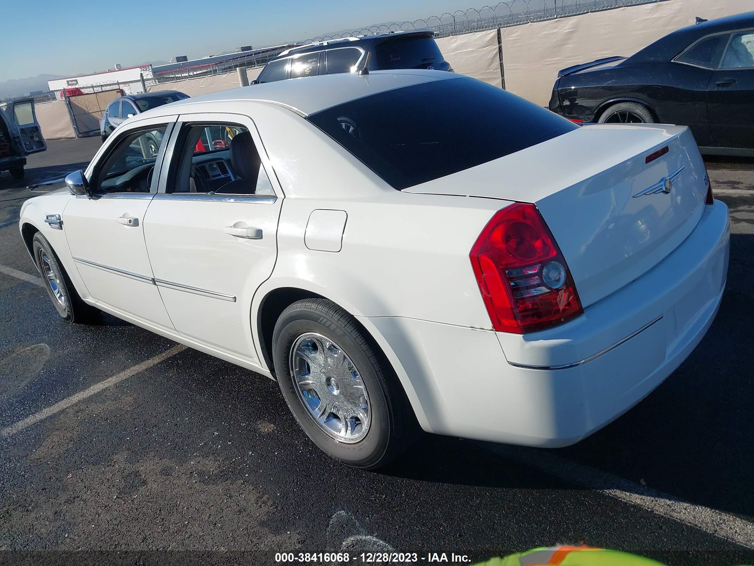 Photo 2 VIN: 2C3KA53G98H230725 - CHRYSLER 300 