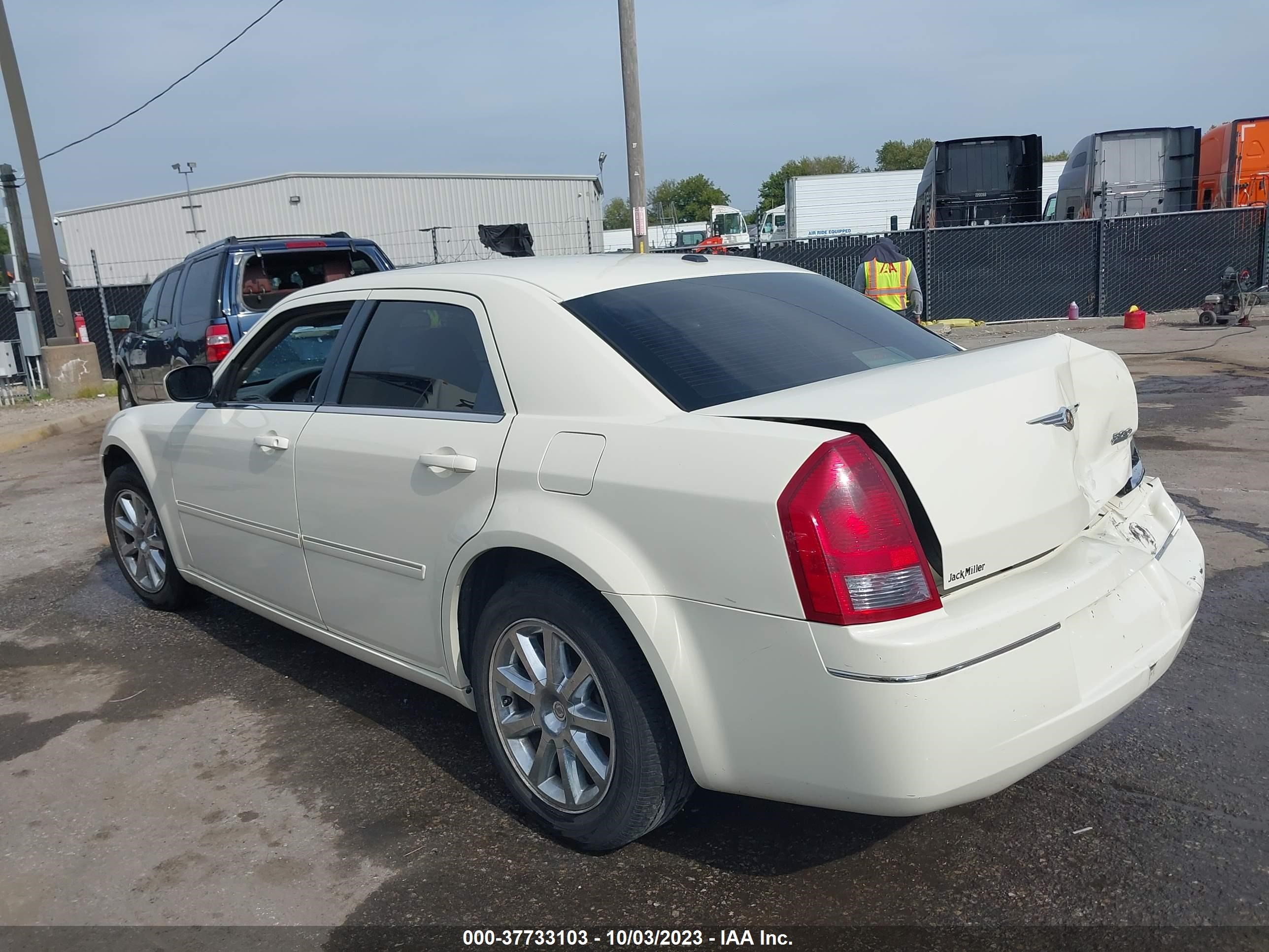 Photo 2 VIN: 2C3KA53GX7H772267 - CHRYSLER 300 