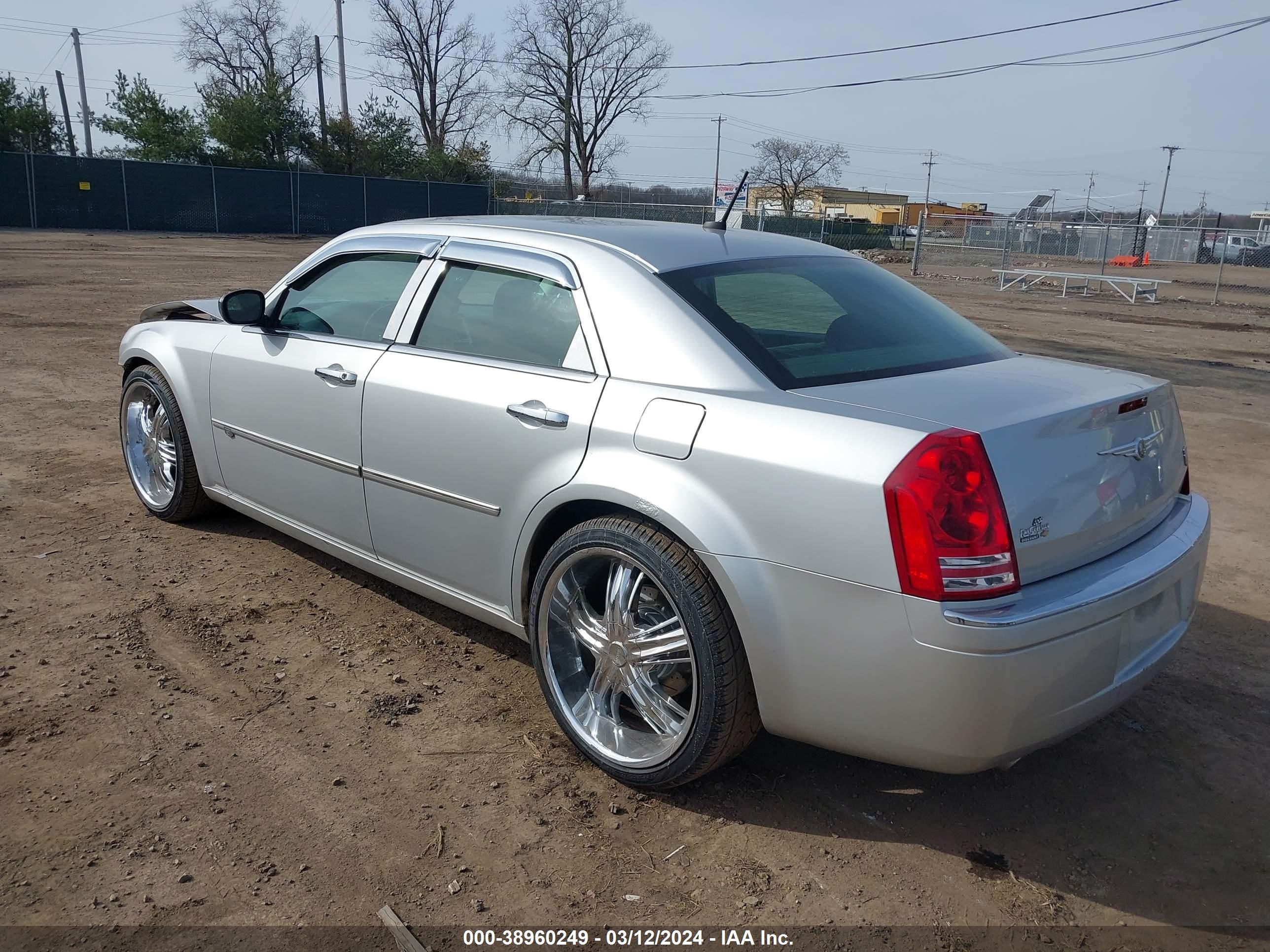 Photo 2 VIN: 2C3KA63H18H158899 - CHRYSLER 300C 