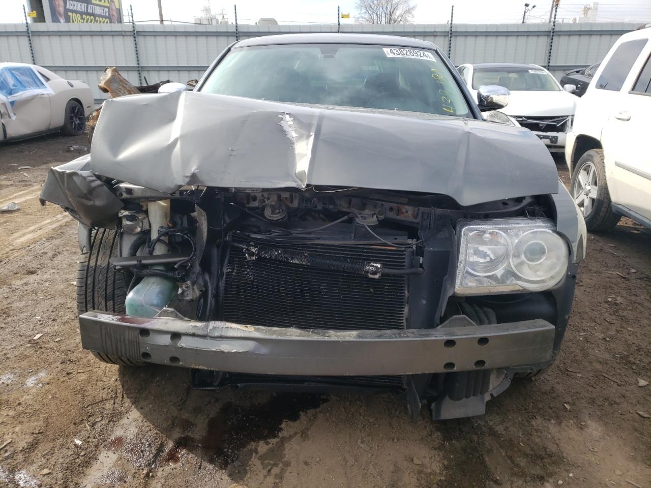 Photo 4 VIN: 2C3KA63H68H141001 - CHRYSLER 300 