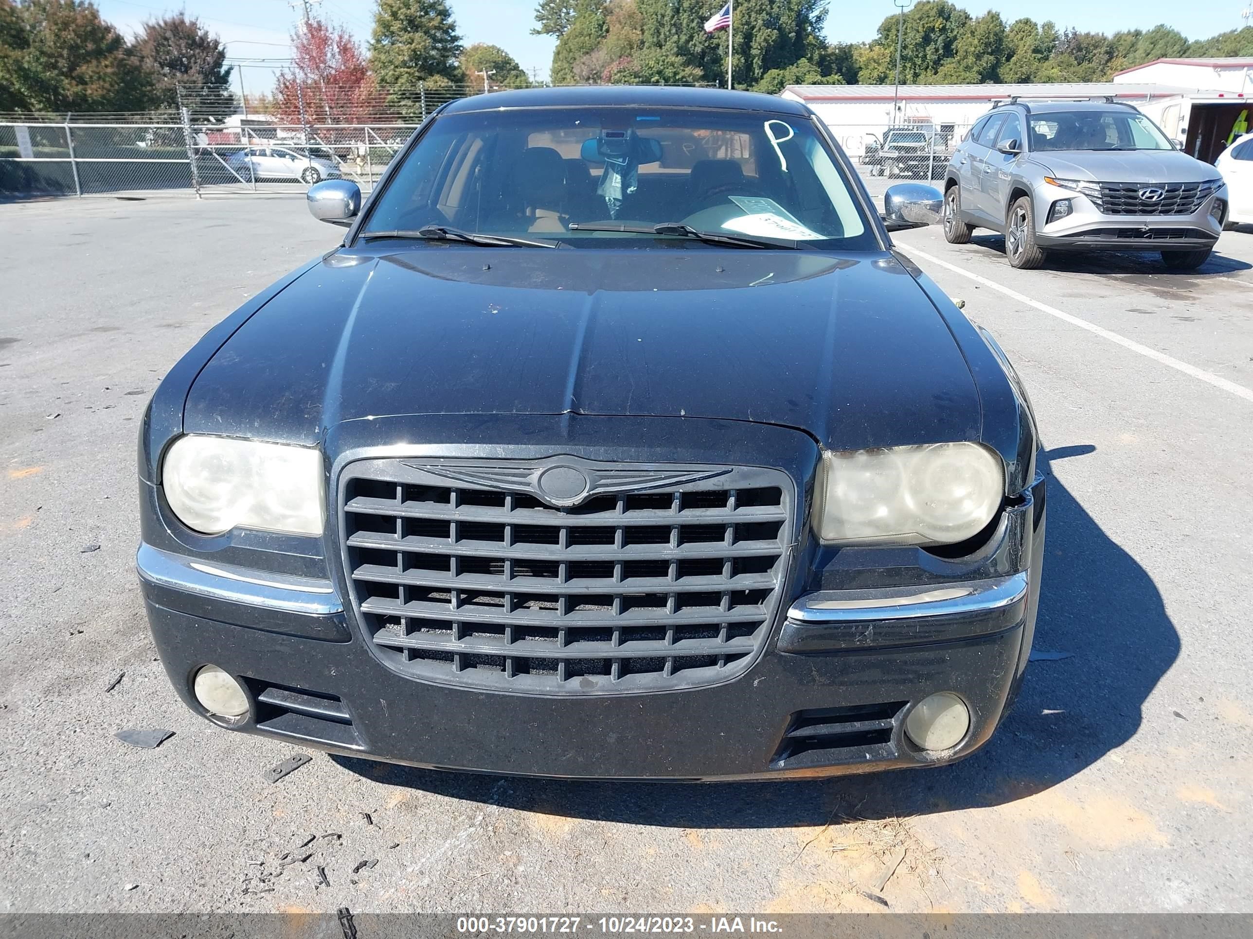 Photo 11 VIN: 2C3KA63H87H658203 - CHRYSLER 300 