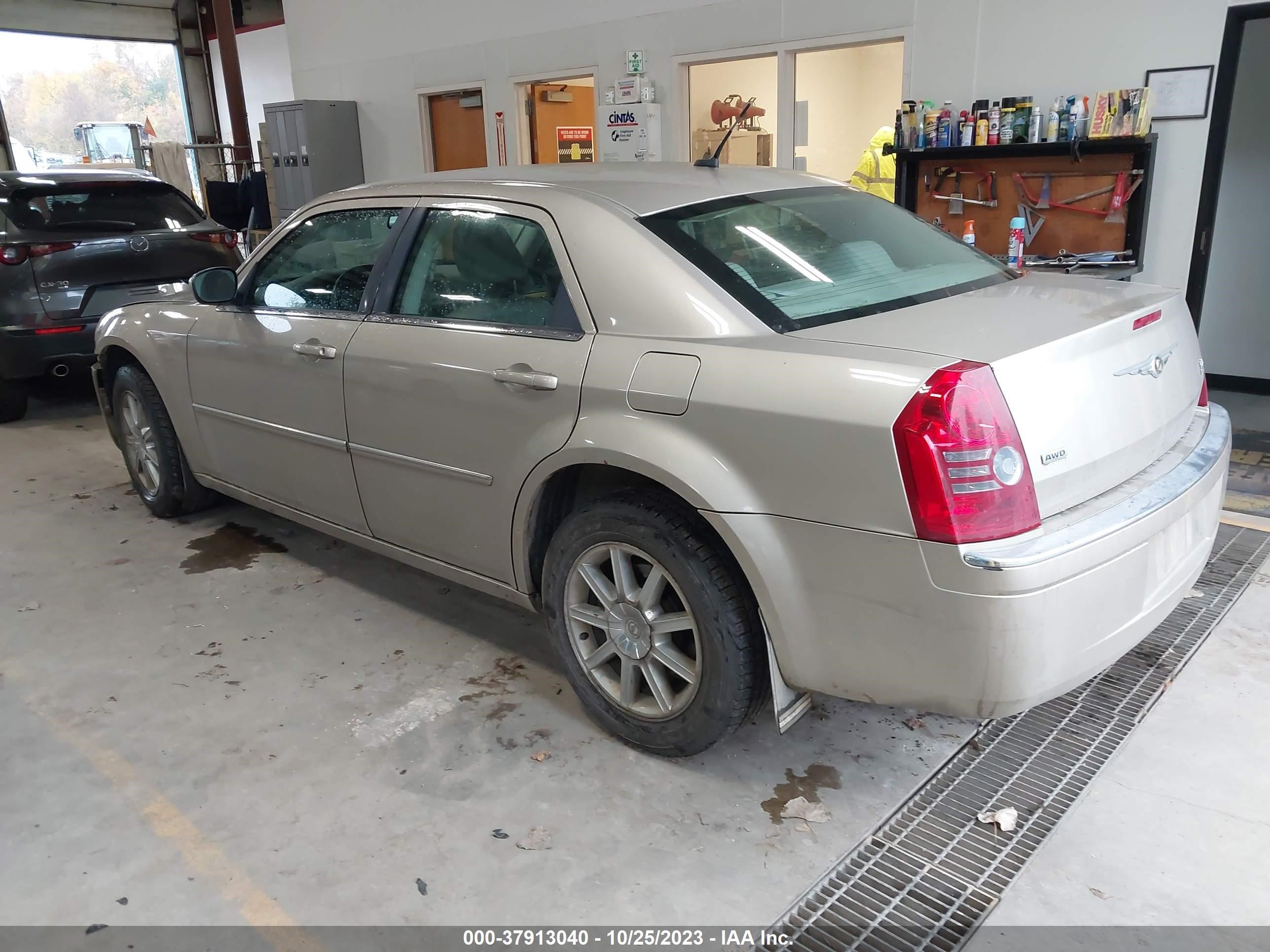 Photo 2 VIN: 2C3KK33G28H263583 - CHRYSLER 300 