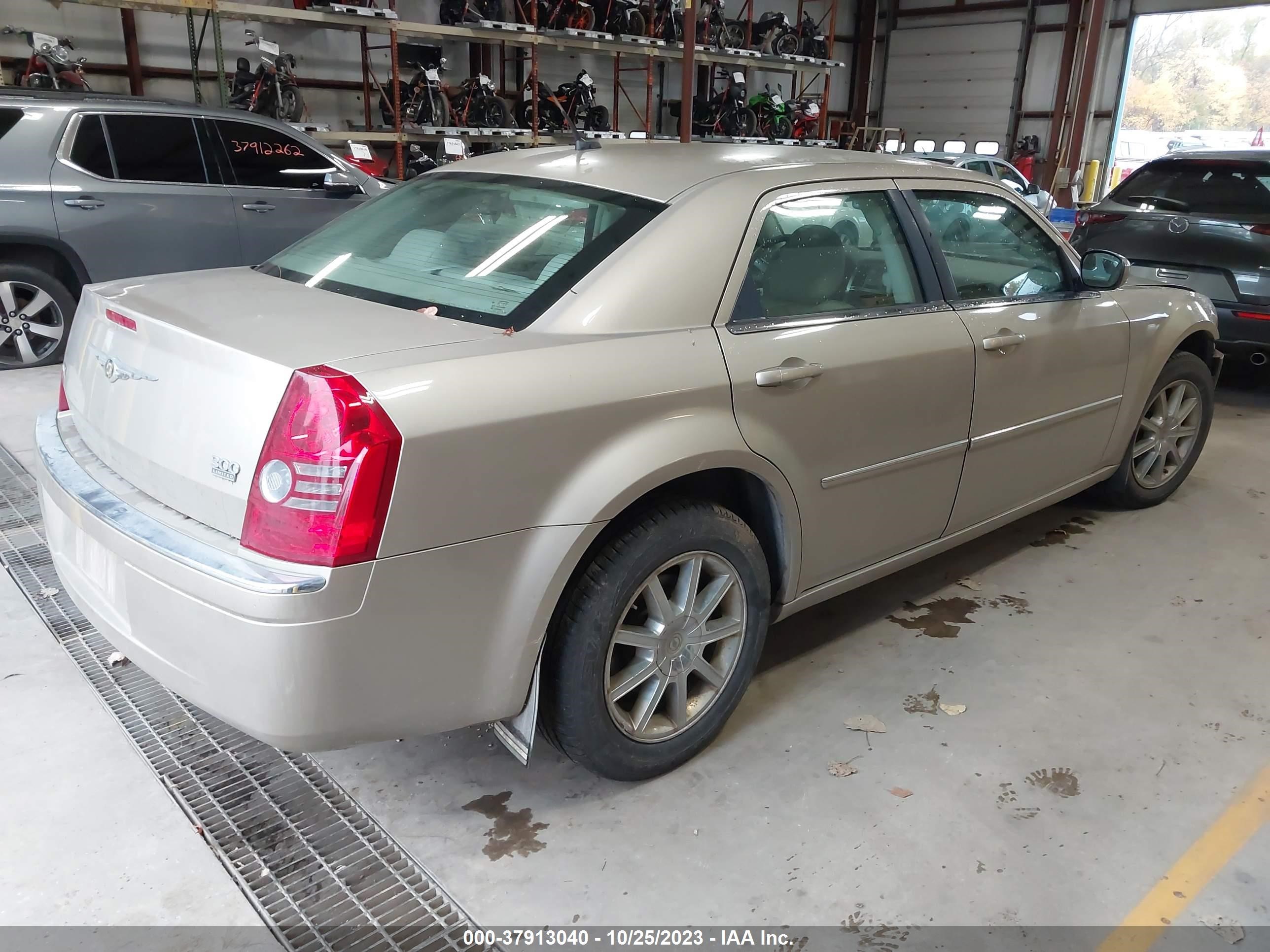 Photo 3 VIN: 2C3KK33G28H263583 - CHRYSLER 300 