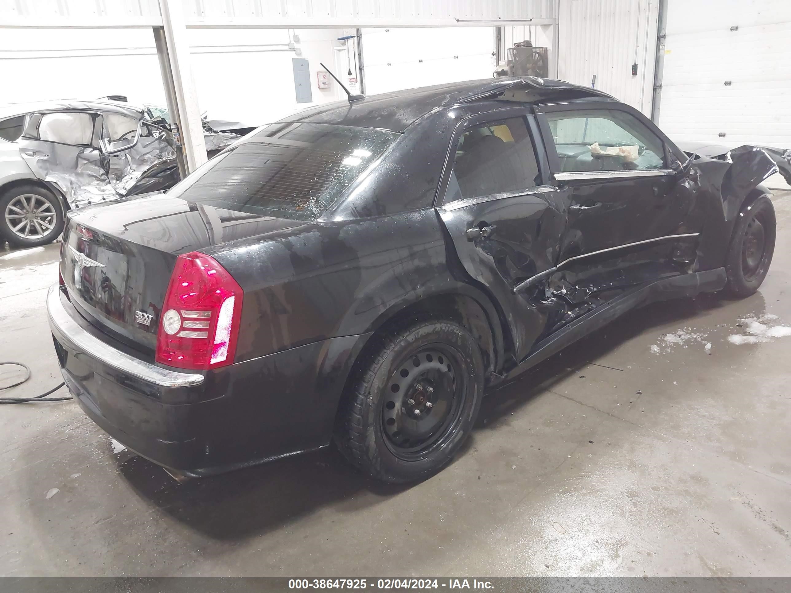 Photo 3 VIN: 2C3KK33G88H203789 - CHRYSLER 300 