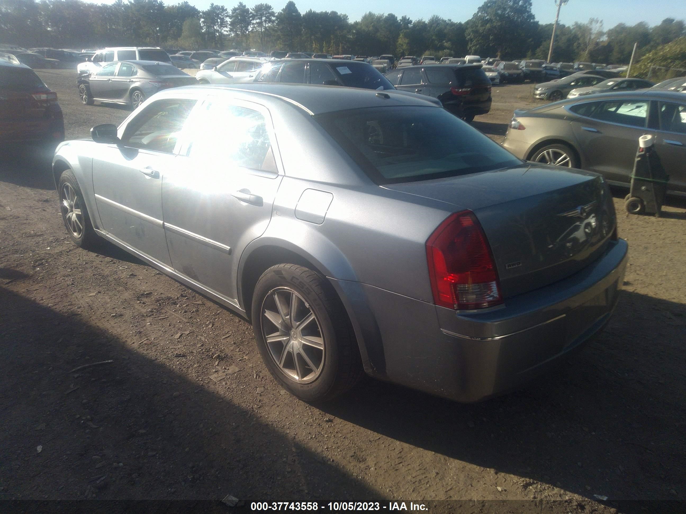 Photo 2 VIN: 2C3KK53G17H648658 - CHRYSLER 300 