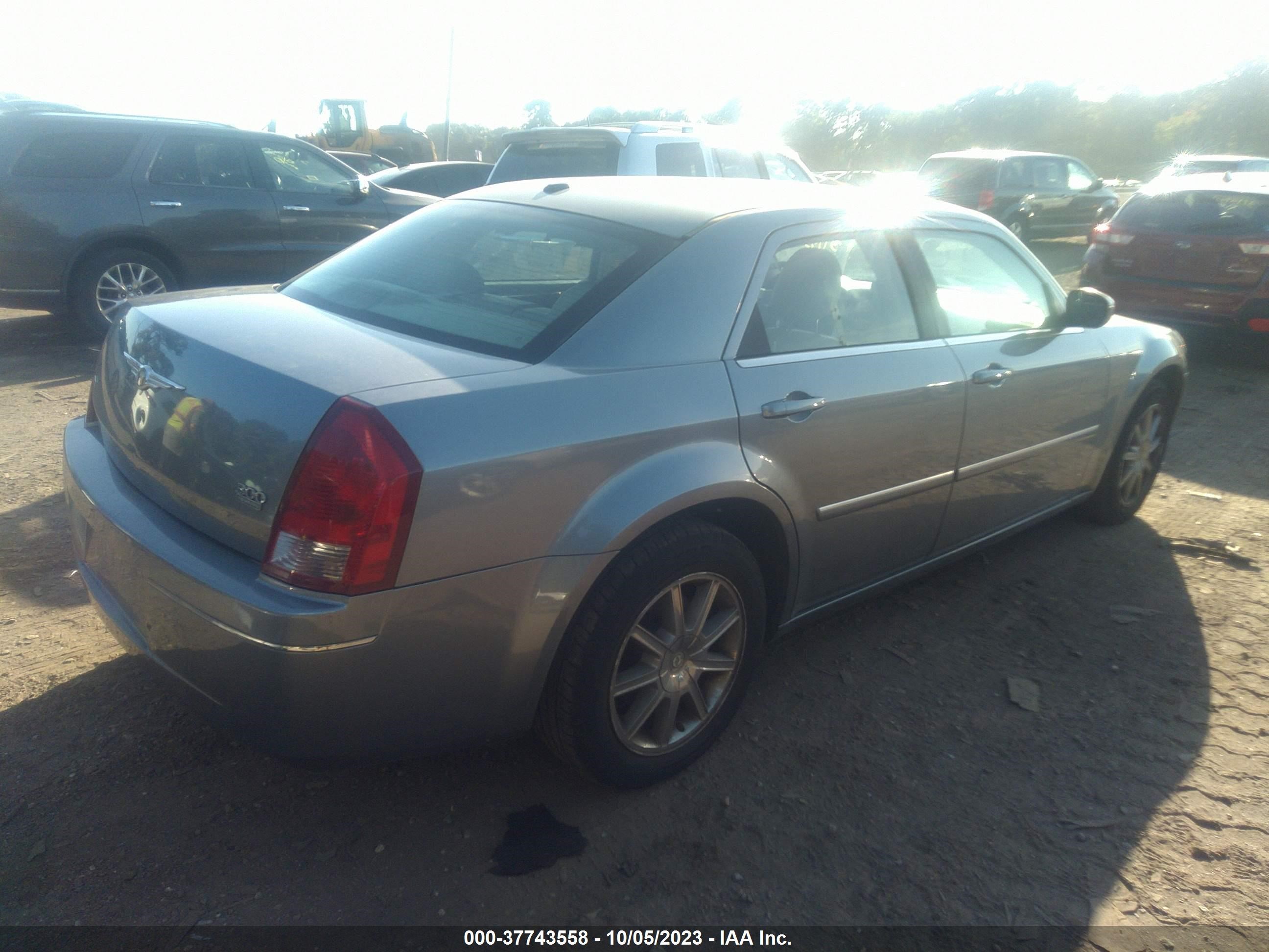 Photo 3 VIN: 2C3KK53G17H648658 - CHRYSLER 300 