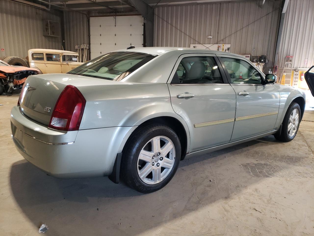 Photo 2 VIN: 2C3KK53G56H102668 - CHRYSLER 300 