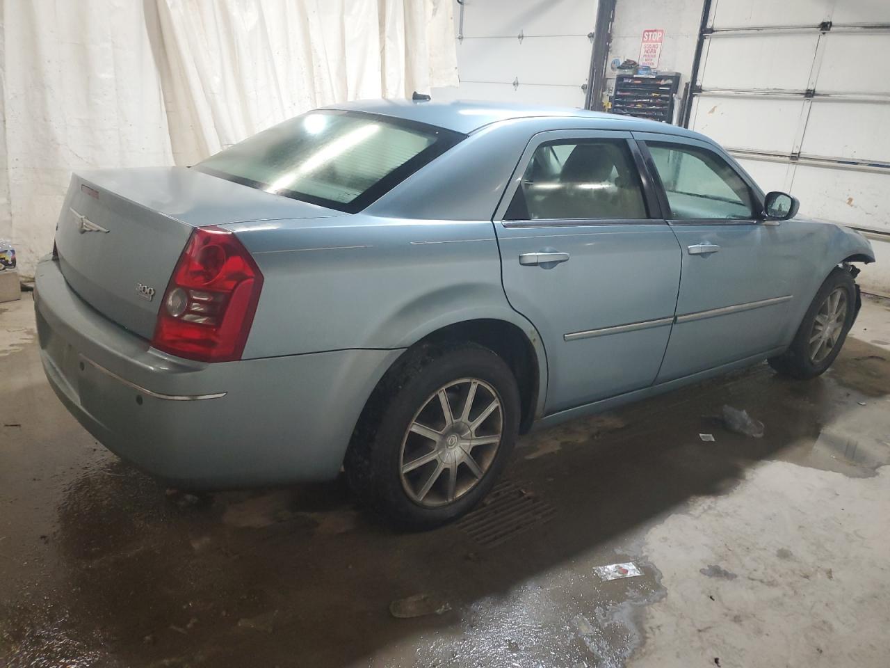 Photo 2 VIN: 2C3KK53G68H318533 - CHRYSLER 300 