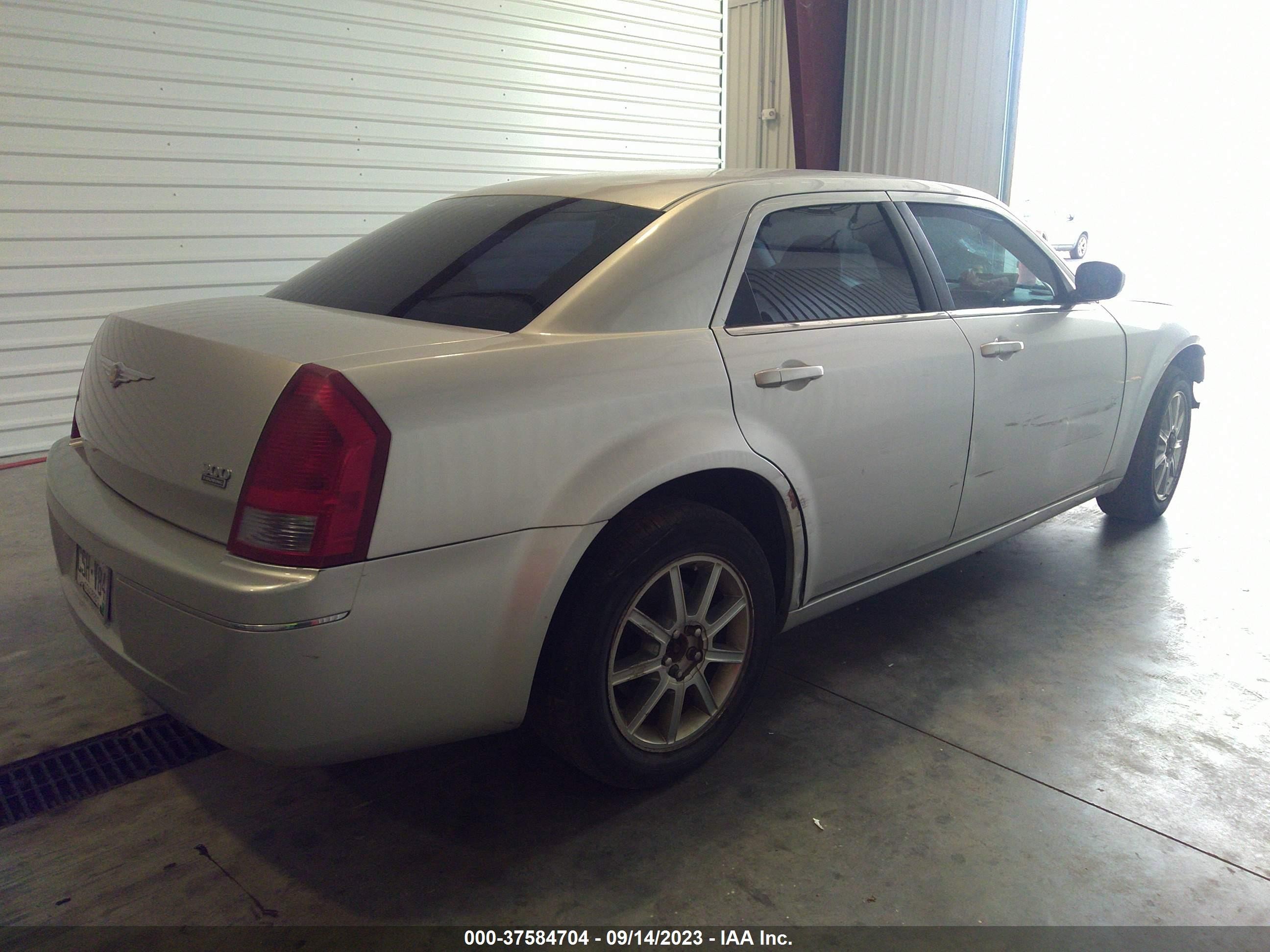 Photo 3 VIN: 2C3KK53GX7H872883 - CHRYSLER 300 