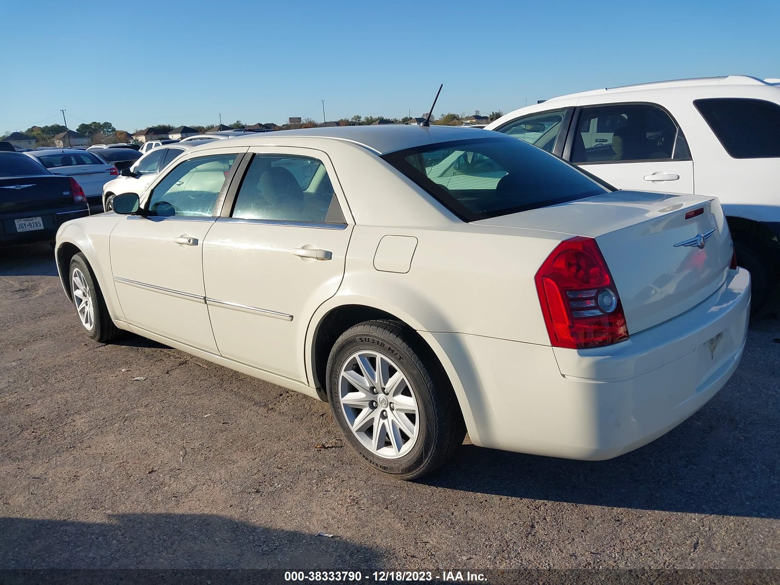 Photo 2 VIN: 2C3LA43R58H207233 - CHRYSLER 300 