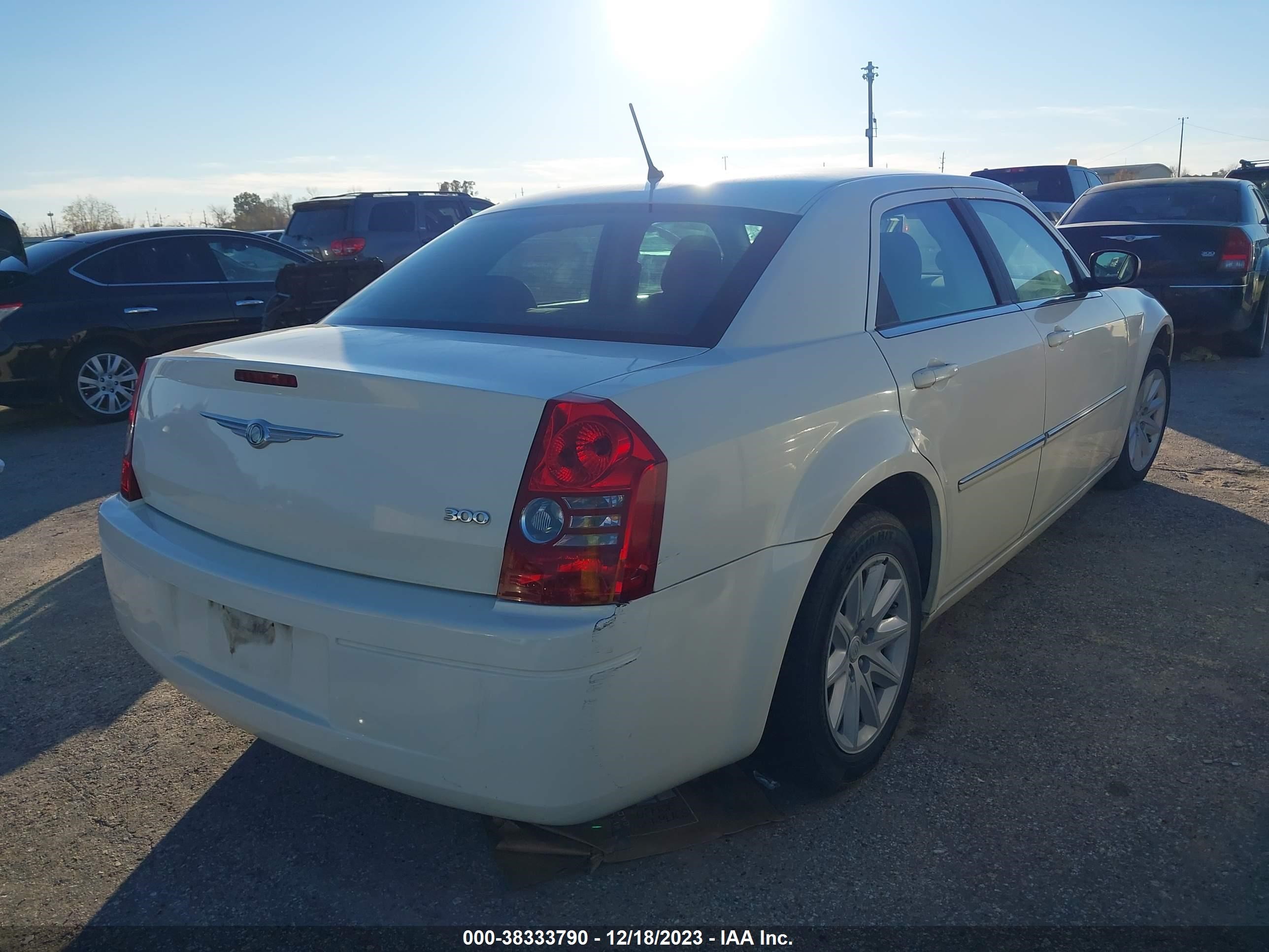 Photo 3 VIN: 2C3LA43R58H207233 - CHRYSLER 300 