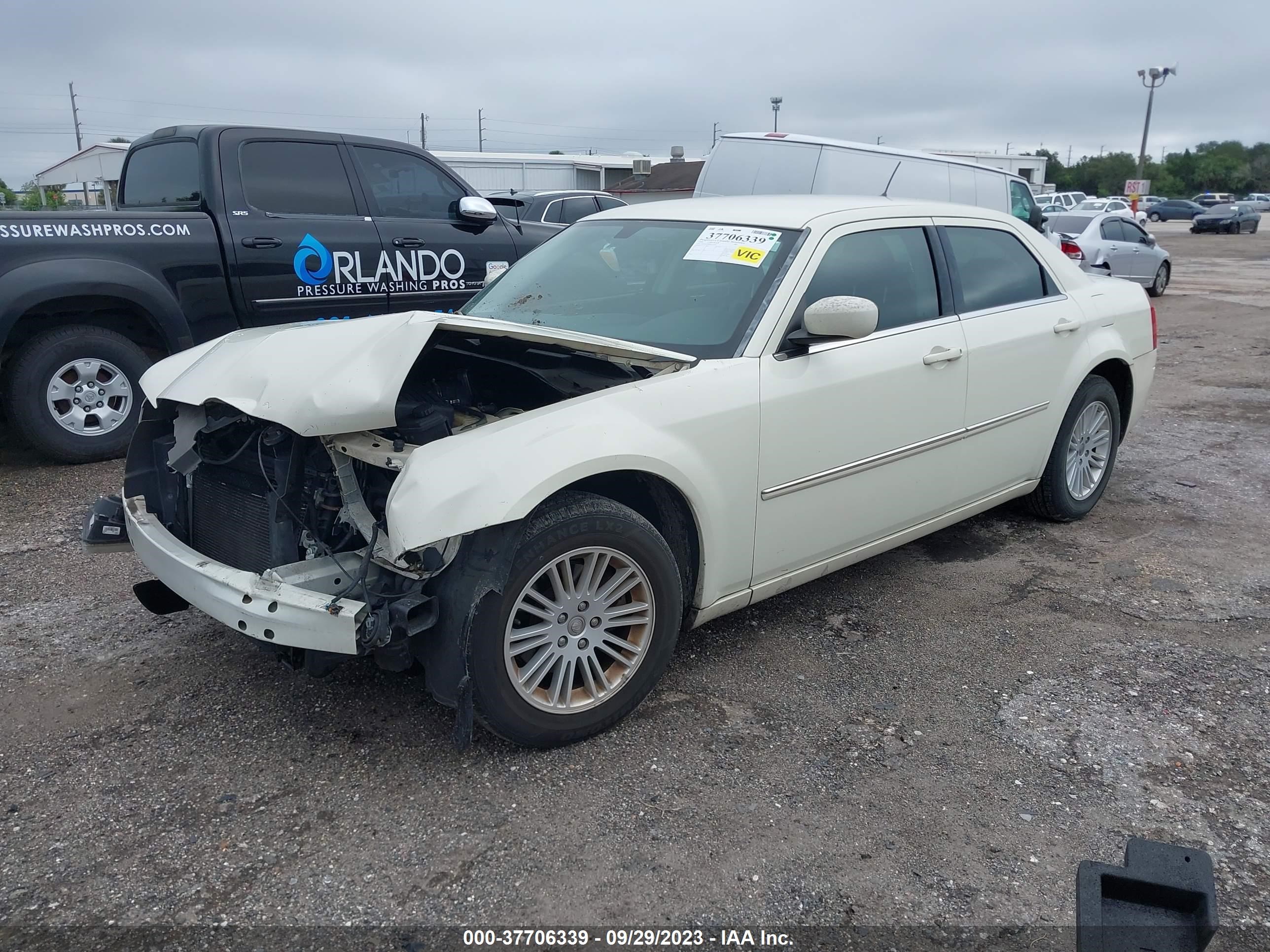 Photo 1 VIN: 2C3LA43R88H132947 - CHRYSLER 300 